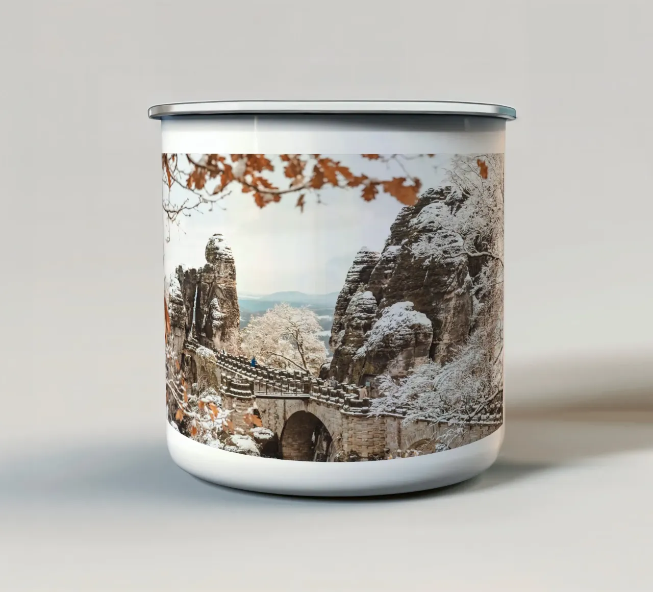 Svizzera sassone, Bastei - Ponte di Bastei in inverno tazza in smalto da Bold and Retro