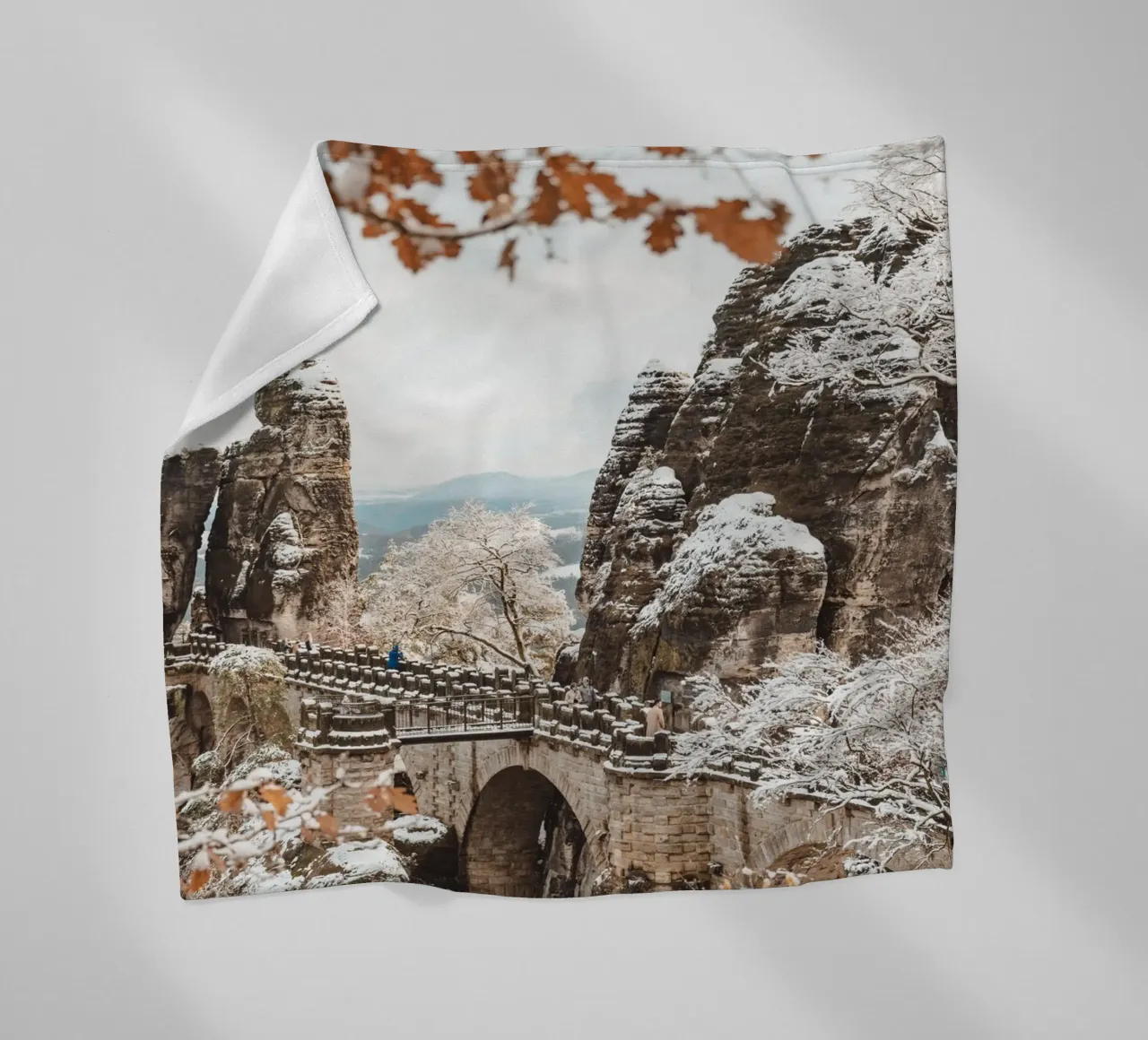 Svizzera sassone, Bastei - Ponte di Bastei in inverno coperta in pile da Bold and Retro