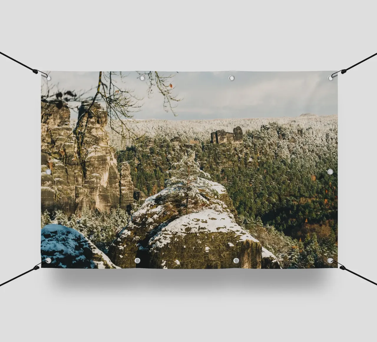 Inverno nella Svizzera sassone - Neve in montagna telo in pvc da Bold and Retro