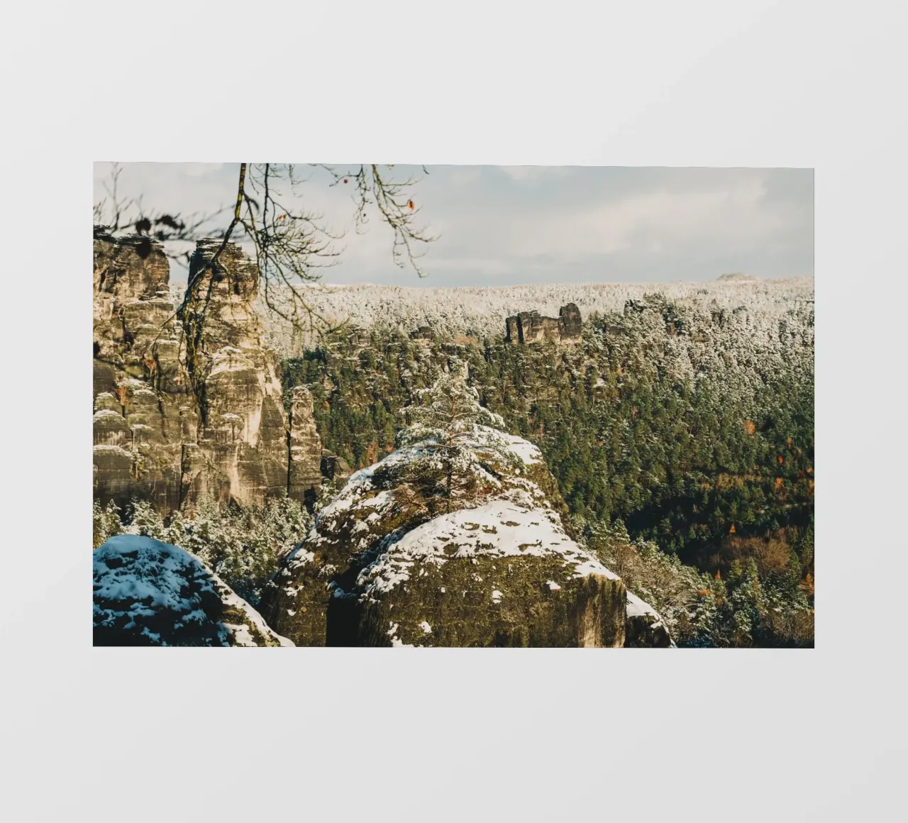 Inverno nella Svizzera sassone - Neve in montagna telo in pvc da Bold and Retro