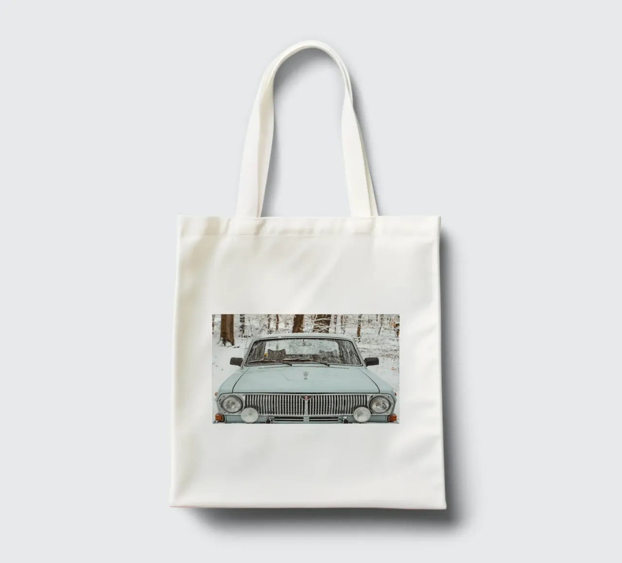 Auto d'epoca nella neve - vista frontale in inverno borsa in juta da Bold and Retro