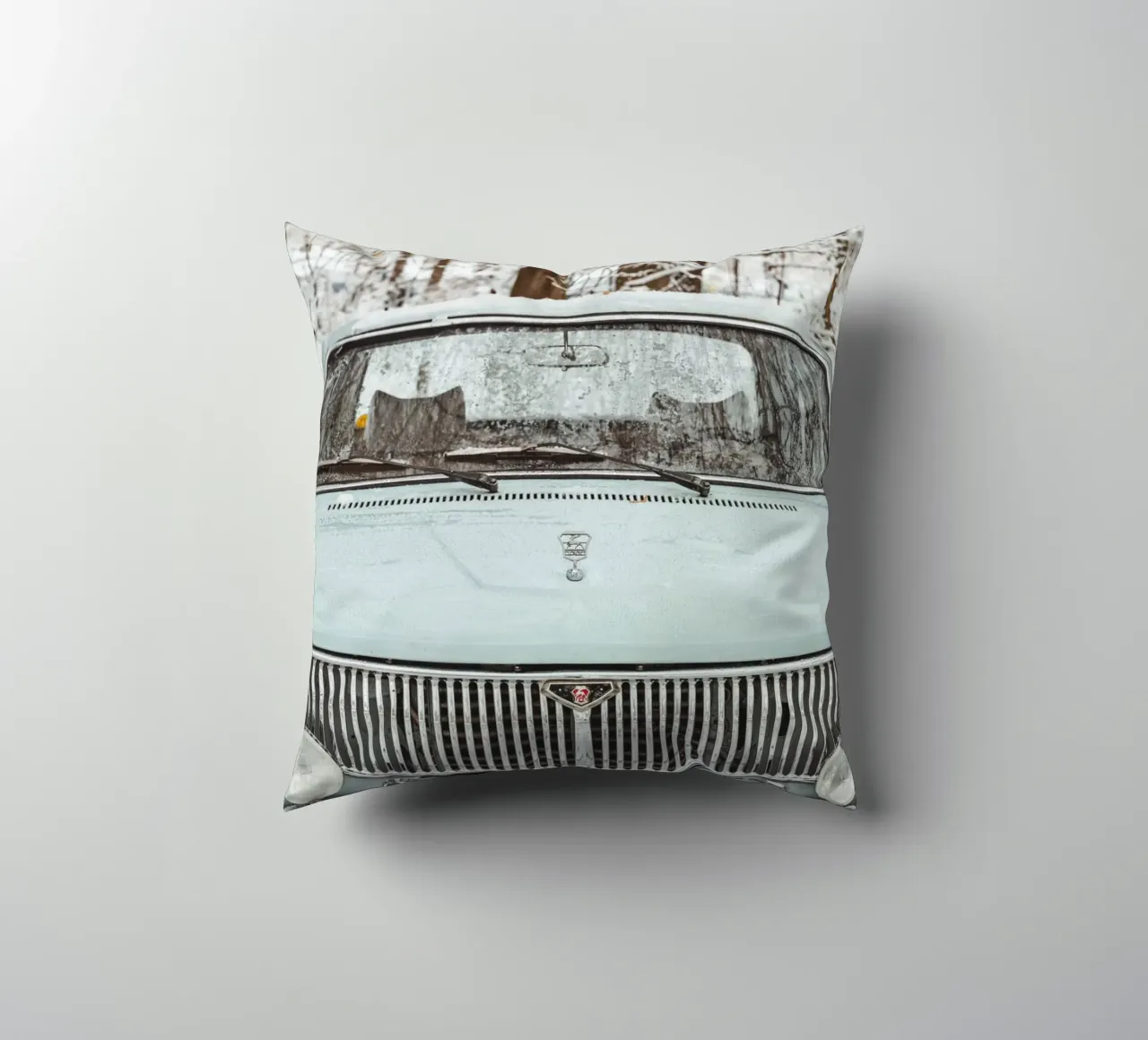 Auto d'epoca nella neve - vista frontale in inverno cuscino da Bold and Retro