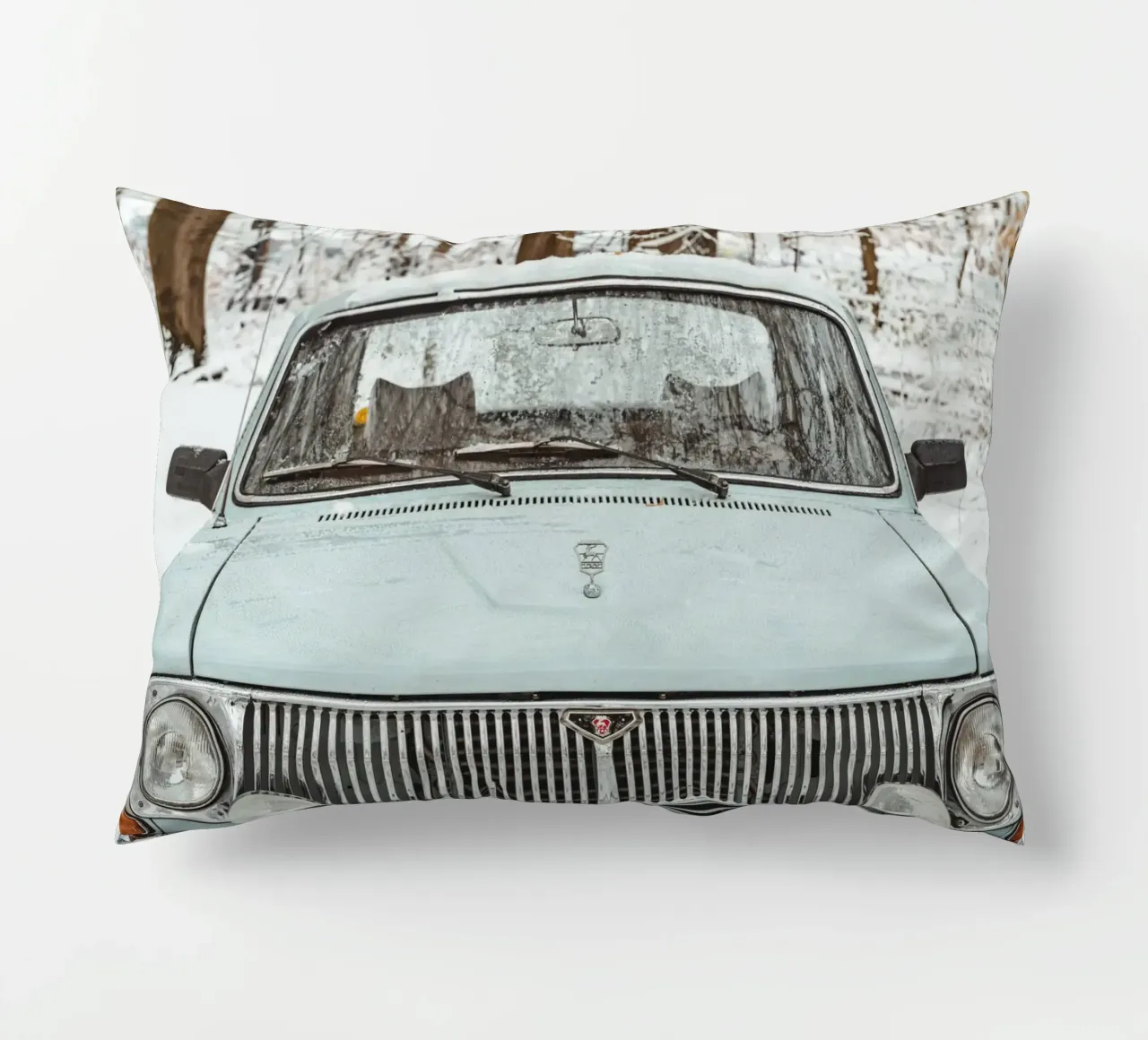 Auto d'epoca nella neve - vista frontale in inverno cuscino da Bold and Retro