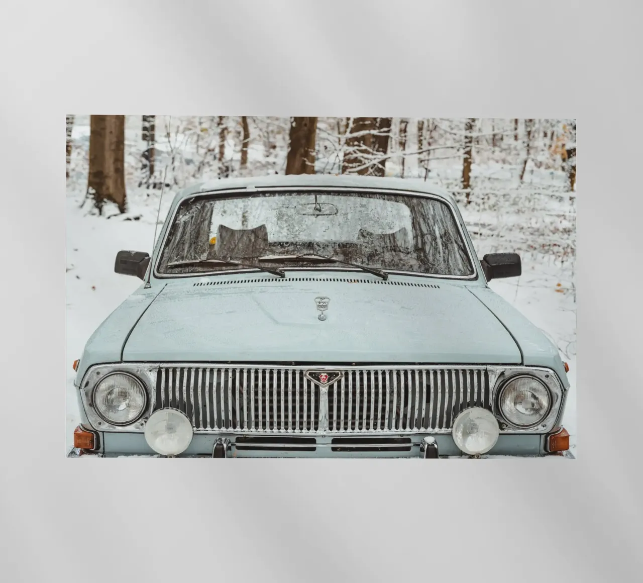 Auto d'epoca nella neve - vista frontale in inverno pellicola backlit da Bold and Retro