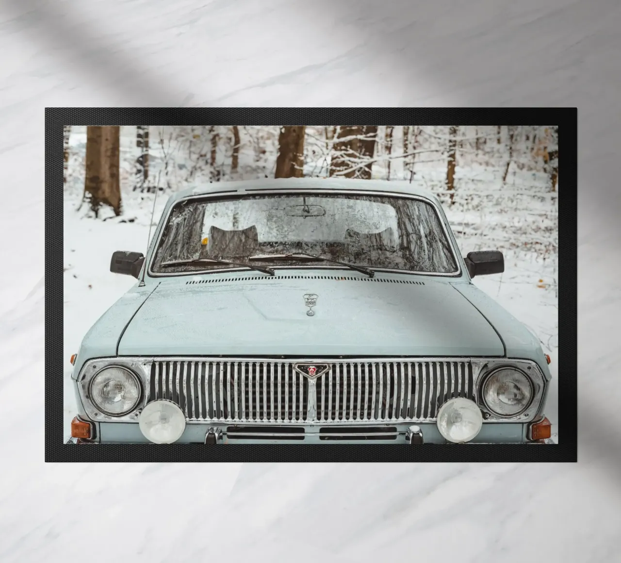 Auto d'epoca nella neve - vista frontale in inverno zerbino da Bold and Retro