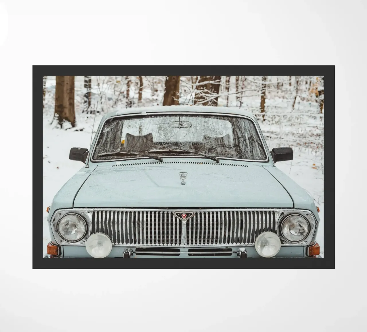 Auto d'epoca nella neve - vista frontale in inverno zerbino da Bold and Retro