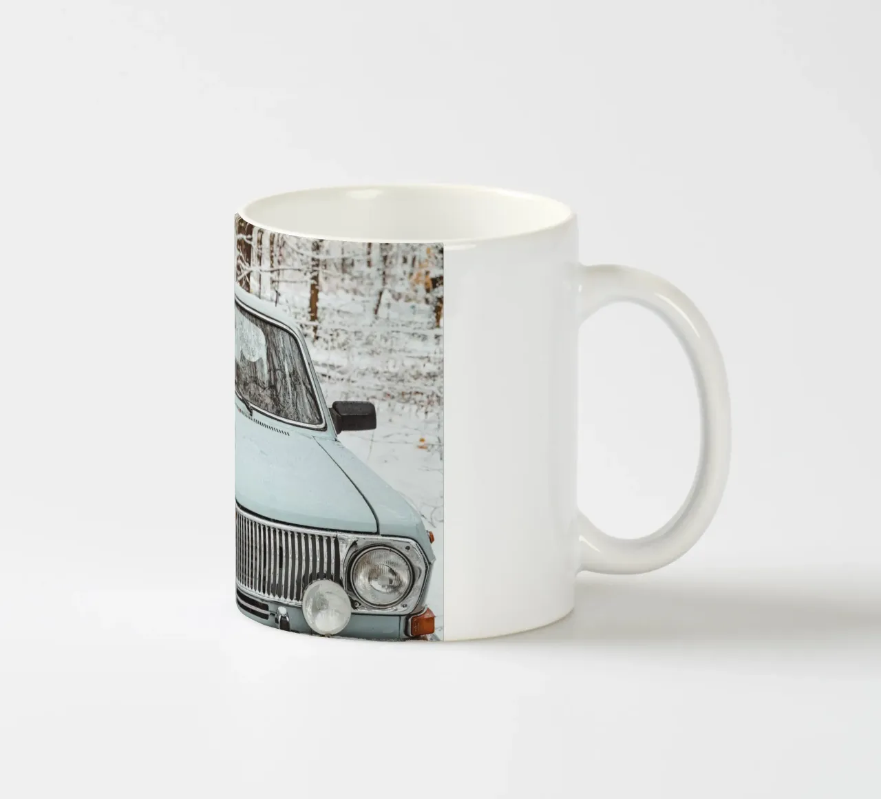Auto d'epoca nella neve - vista frontale in inverno tazza in ceramica da Bold and Retro