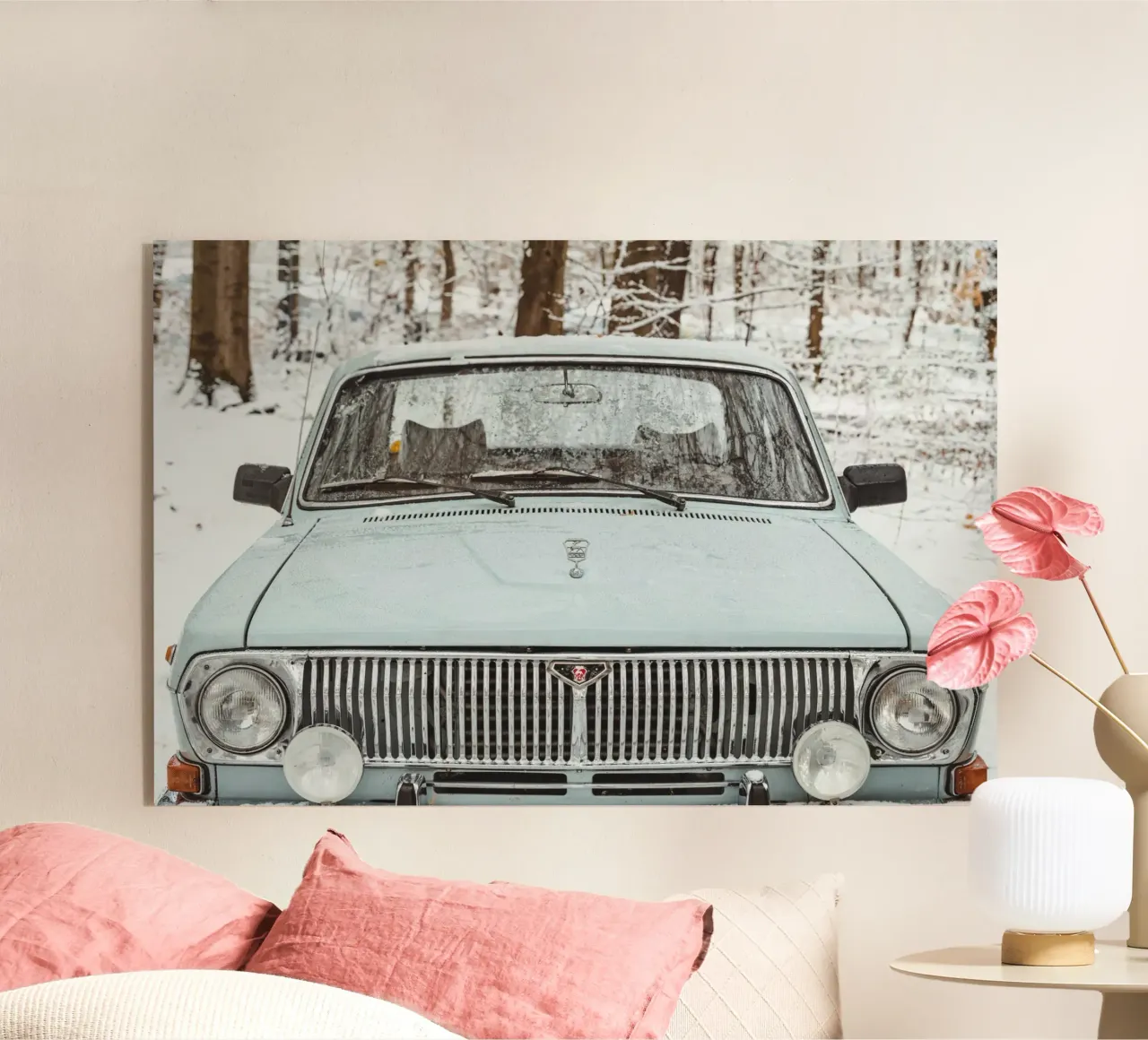 Auto d'epoca nella neve - vista frontale in inverno plexiglass da Bold and Retro