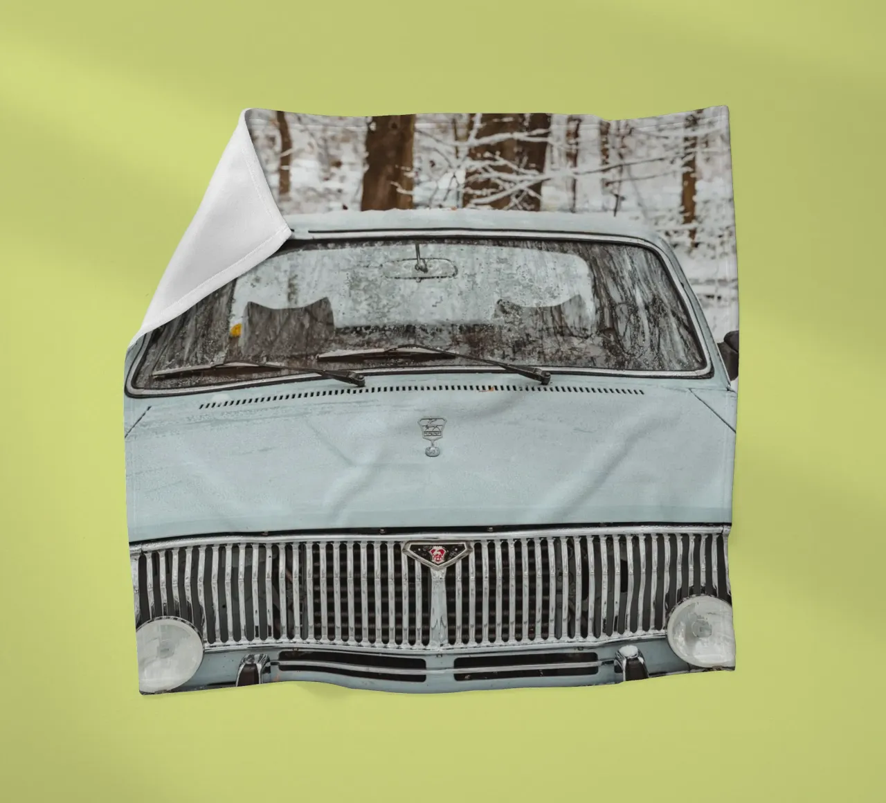 Auto d'epoca nella neve - vista frontale in inverno coperta in pile da Bold and Retro