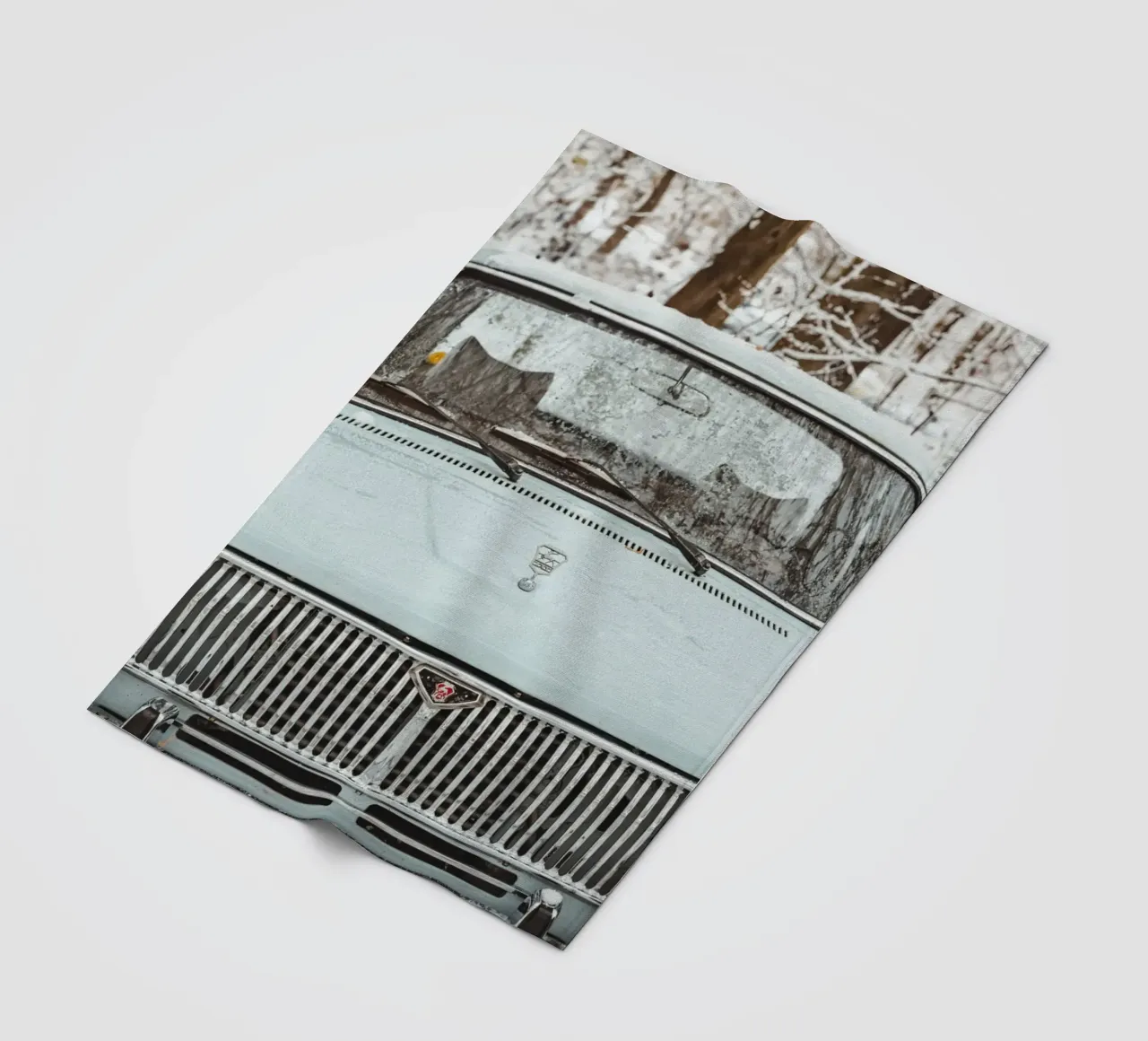 Auto d'epoca nella neve - vista frontale in inverno coperta in pile da Bold and Retro