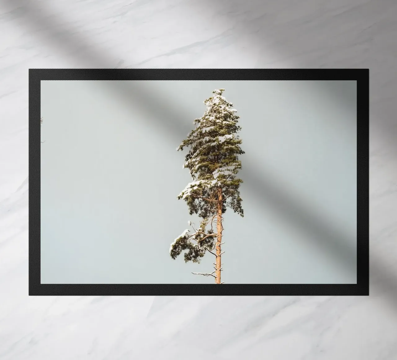 Albero innevato in inverno zerbino da Bold and Retro