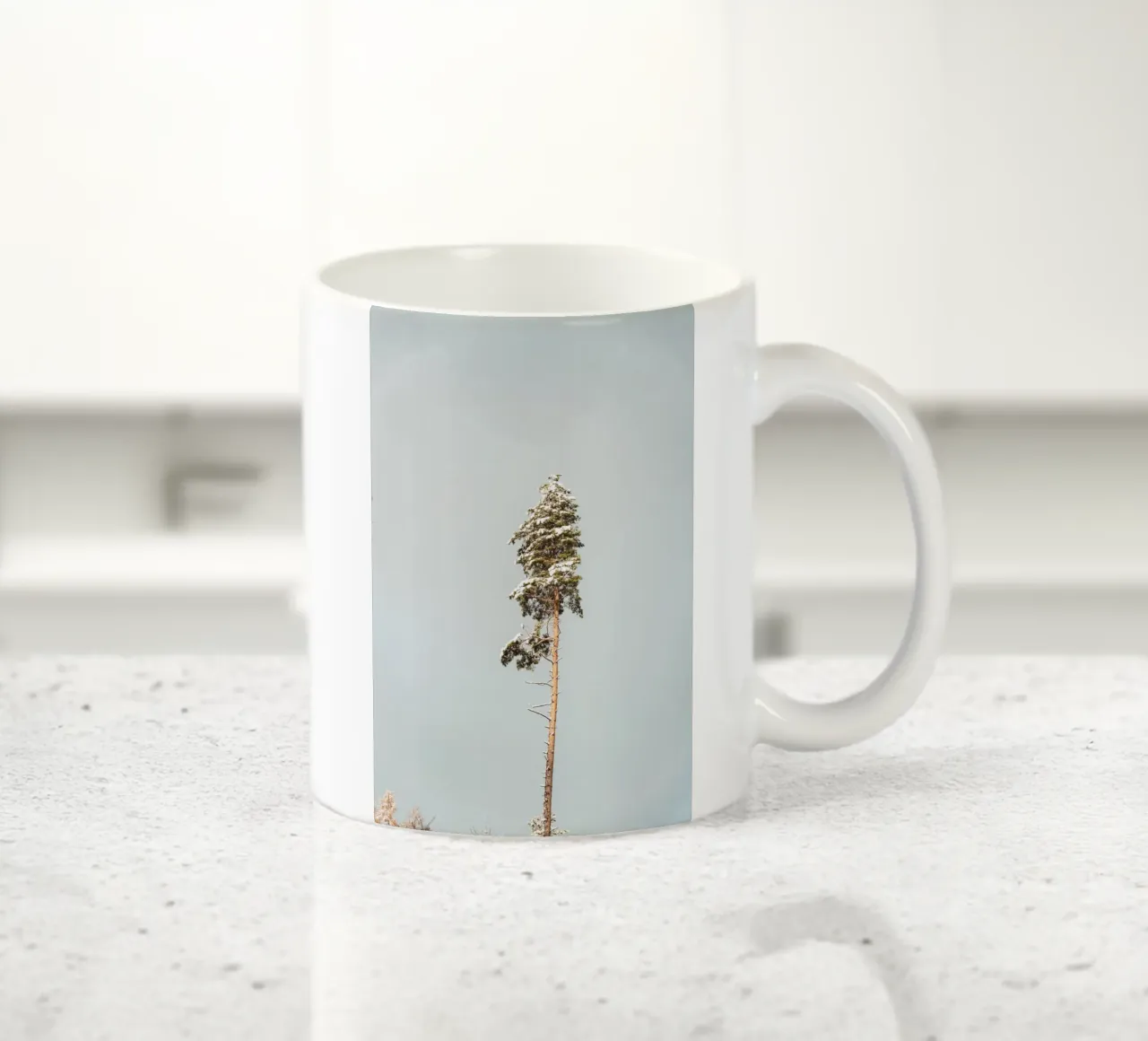 Albero innevato in inverno tazza in ceramica da Bold and Retro