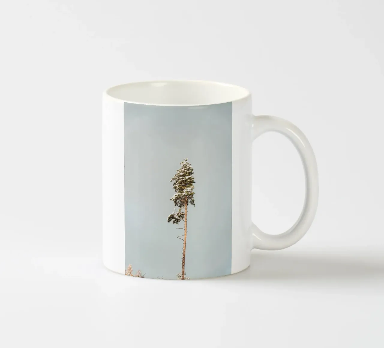 Albero innevato in inverno tazza in ceramica da Bold and Retro