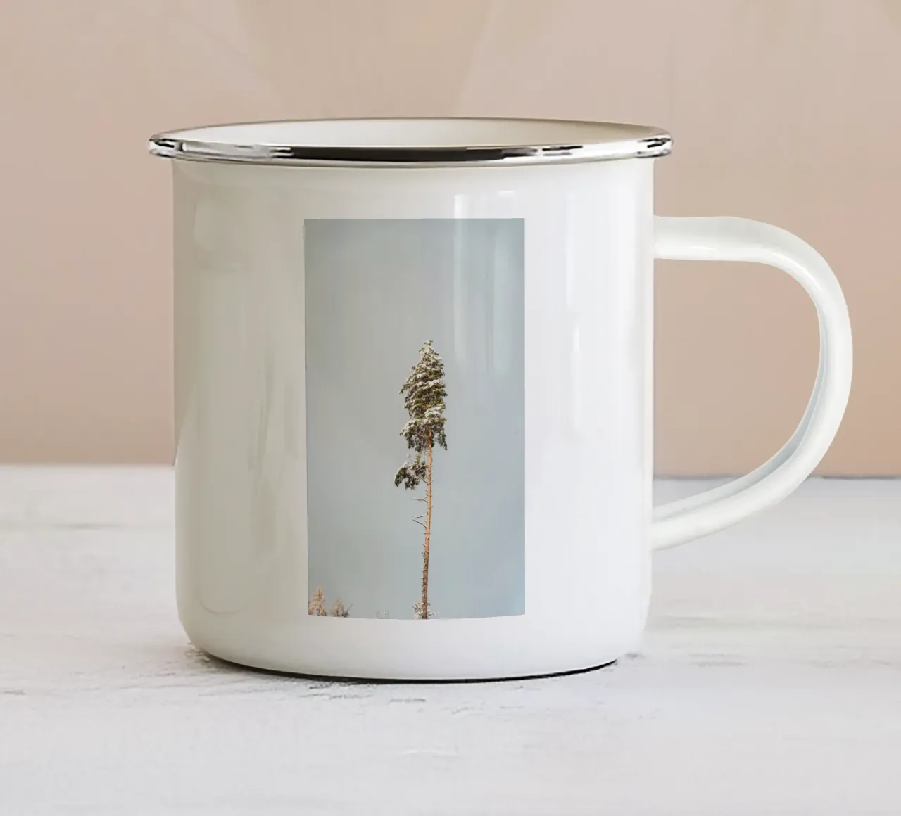 Albero innevato in inverno tazza in smalto da Bold and Retro