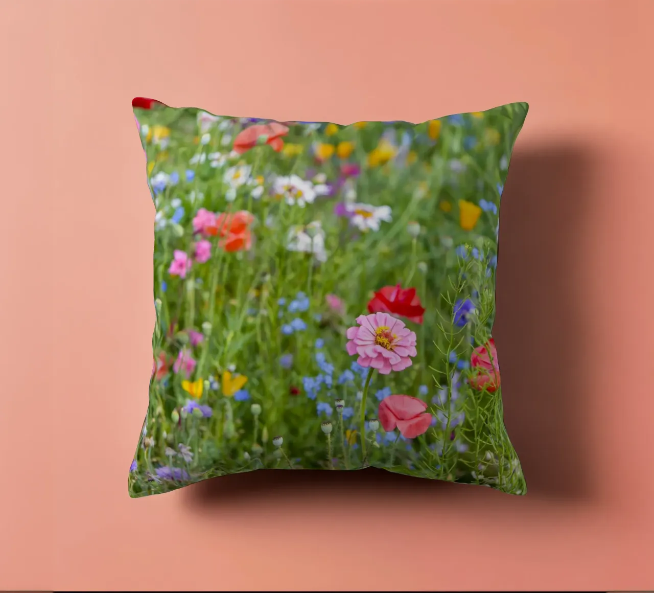 Un vivace arazzo di fiori - Beautiful Wildflowersfield cuscino da Curious Collections by Marielle Leenders