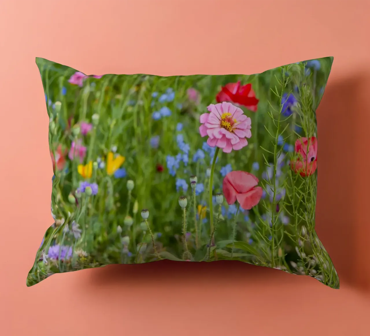Un vivace arazzo di fiori - Beautiful Wildflowersfield cuscino da Curious Collections by Marielle Leenders