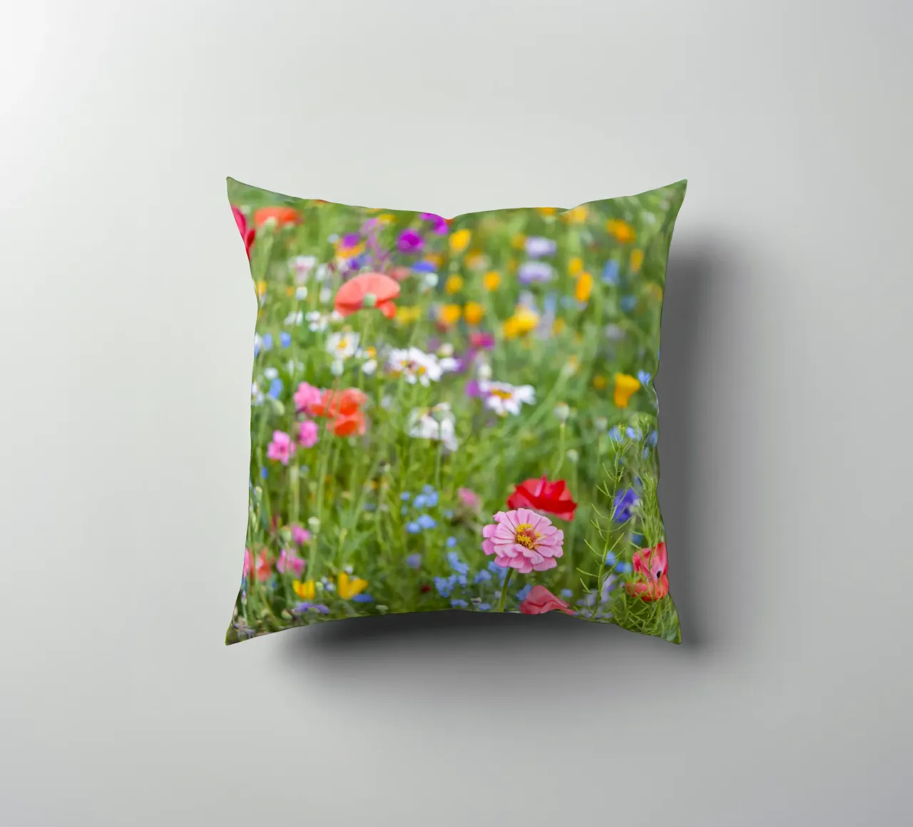 Un vivace arazzo di fiori - Beautiful Wildflowersfield cuscino da Curious Collections by Marielle Leenders