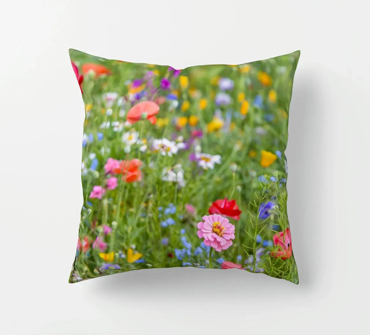 Un vivace arazzo di fiori - Beautiful Wildflowersfield cuscino da Curious Collections by Marielle Leenders