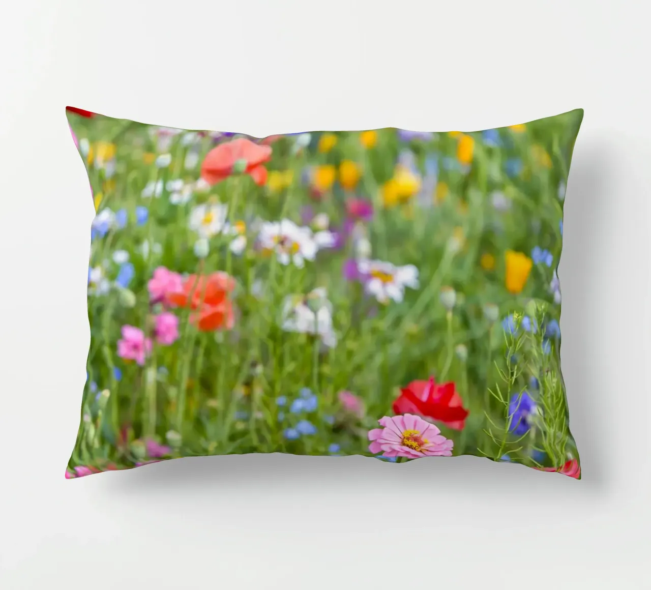Un vivace arazzo di fiori - Beautiful Wildflowersfield cuscino da Curious Collections by Marielle Leenders