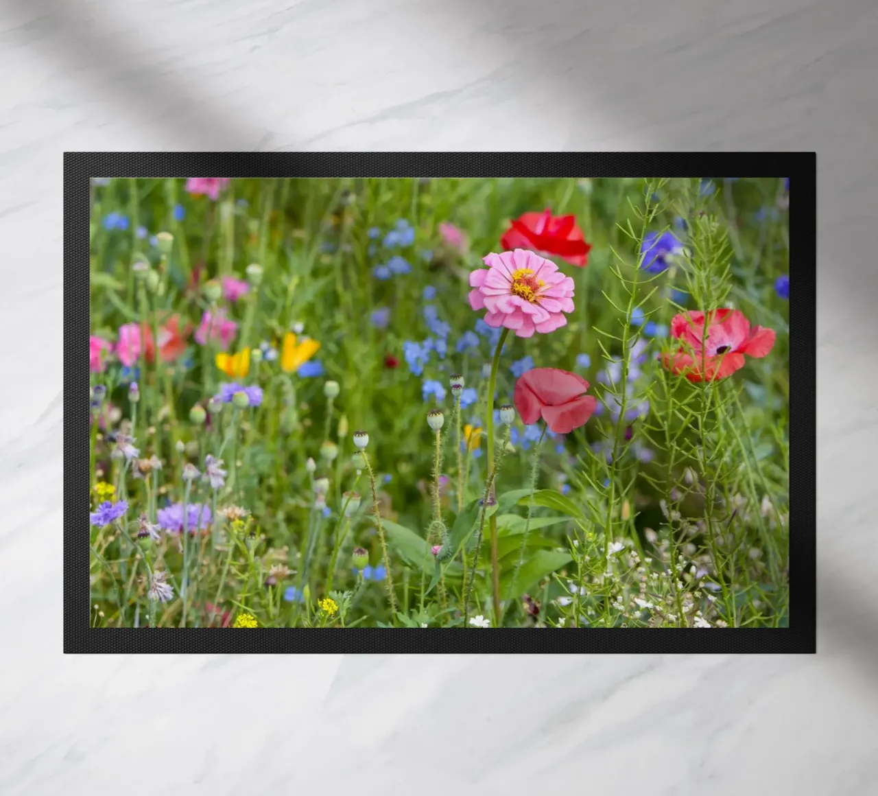 Un vivace arazzo di fiori - Beautiful Wildflowersfield zerbino da Curious Collections by Marielle Leenders