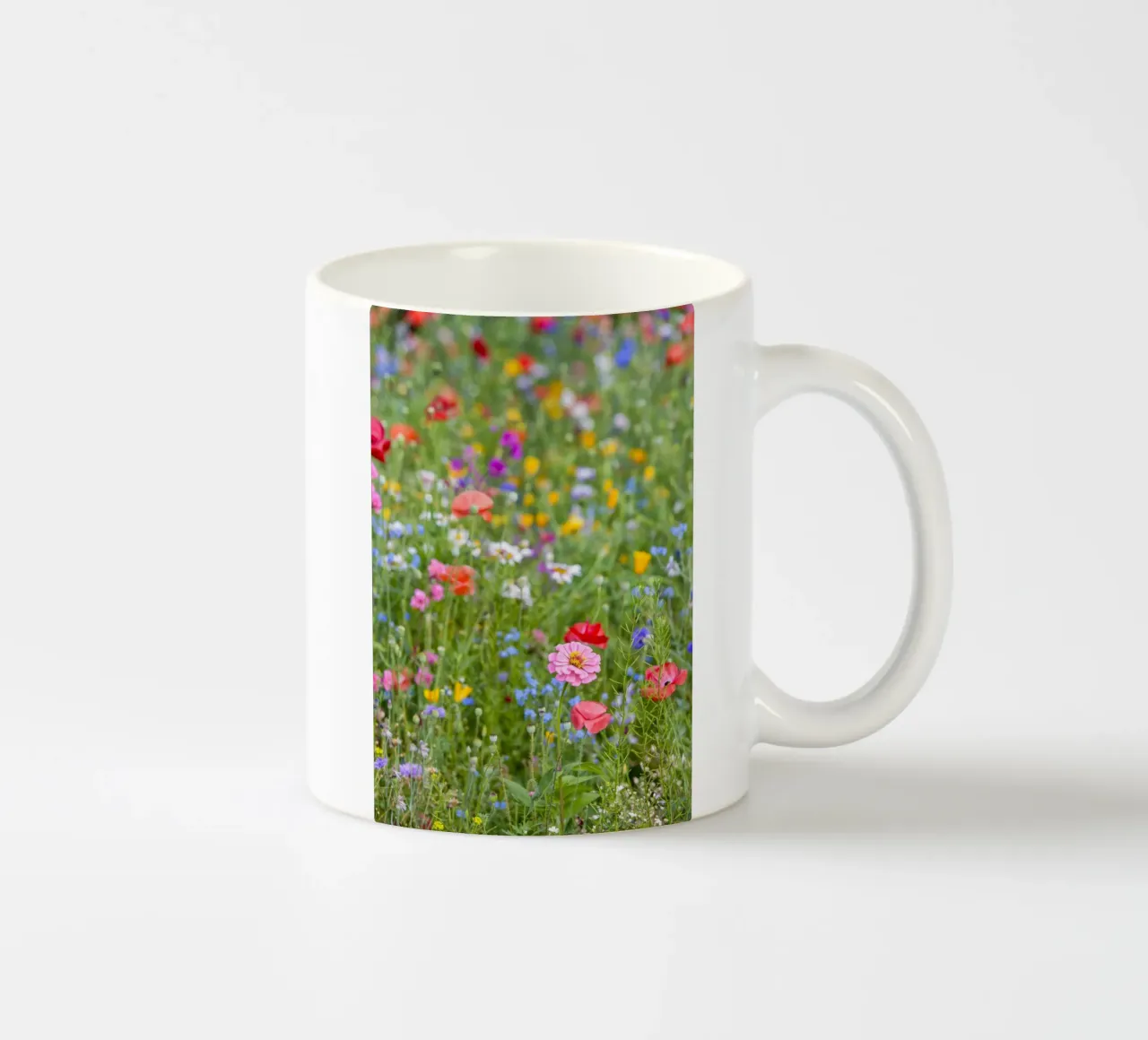 Un vivace arazzo di fiori - Beautiful Wildflowersfield tazza in ceramica da Curious Collections by Marielle Leenders