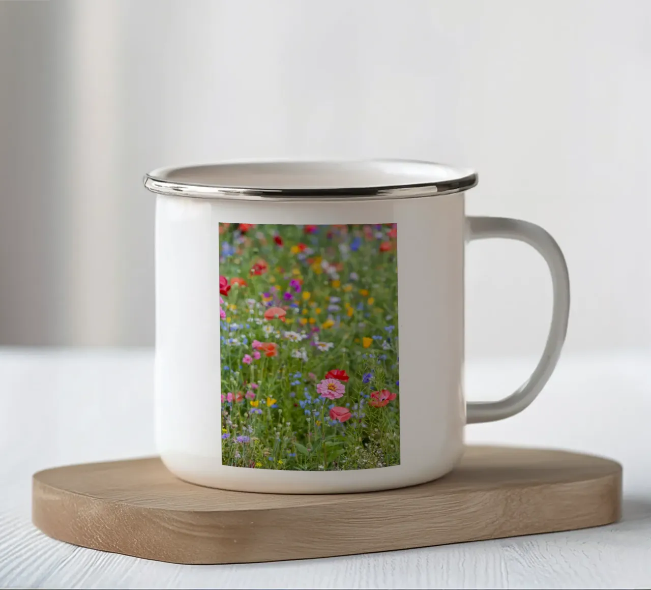 Un vivace arazzo di fiori - Beautiful Wildflowersfield tazza in smalto da Curious Collections by Marielle Leenders