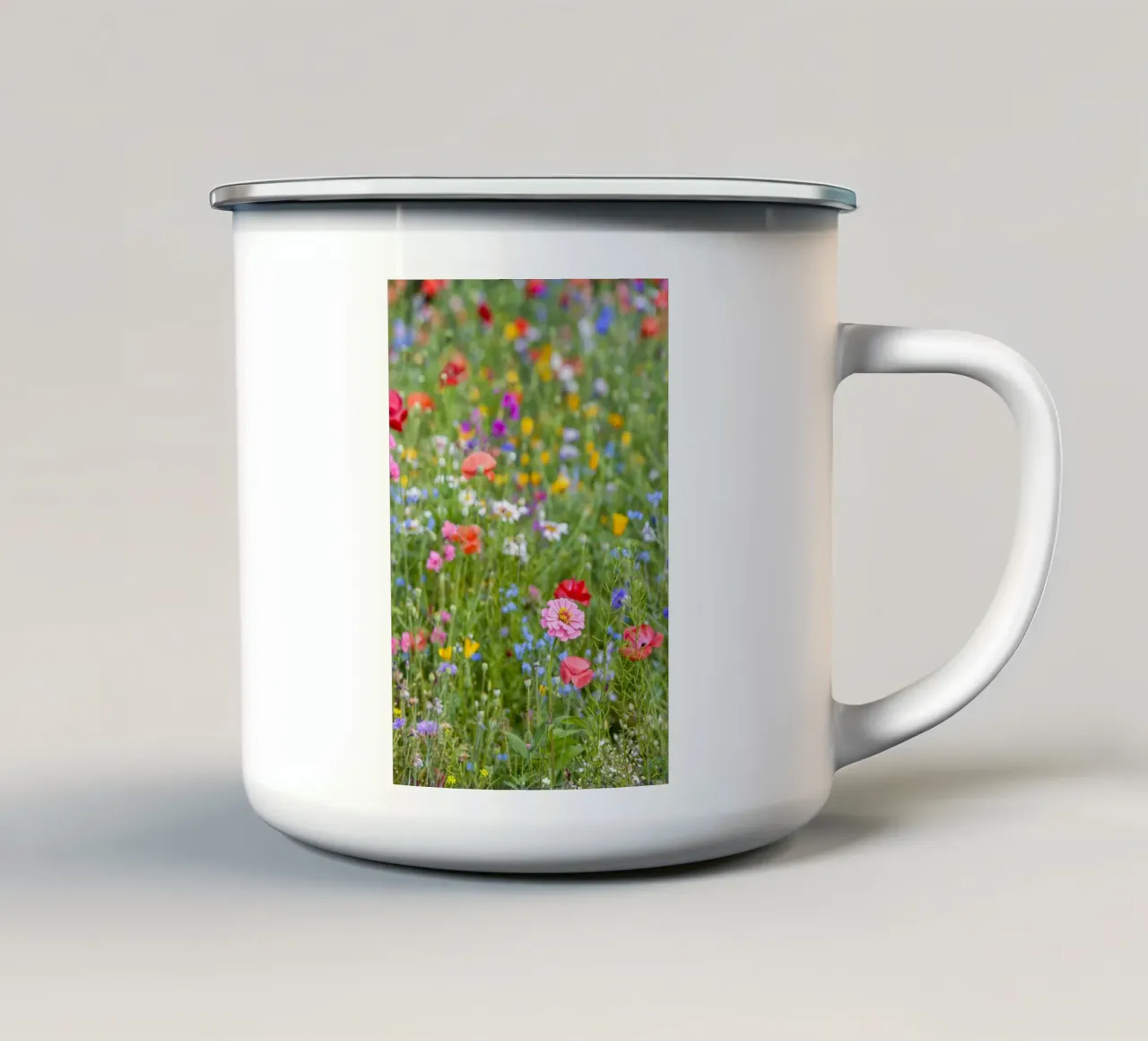 Un vivace arazzo di fiori - Beautiful Wildflowersfield tazza in smalto da Curious Collections by Marielle Leenders