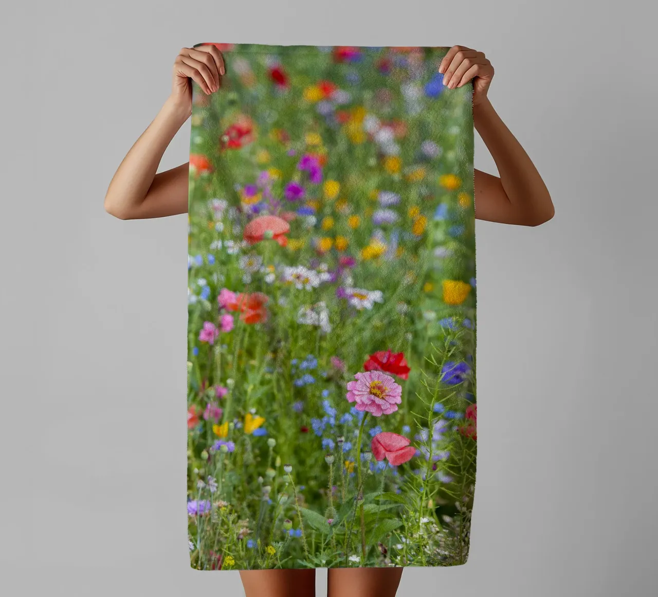 Un vivace arazzo di fiori - Beautiful Wildflowersfield asciugamano da bagno da Curious Collections by Marielle Leenders