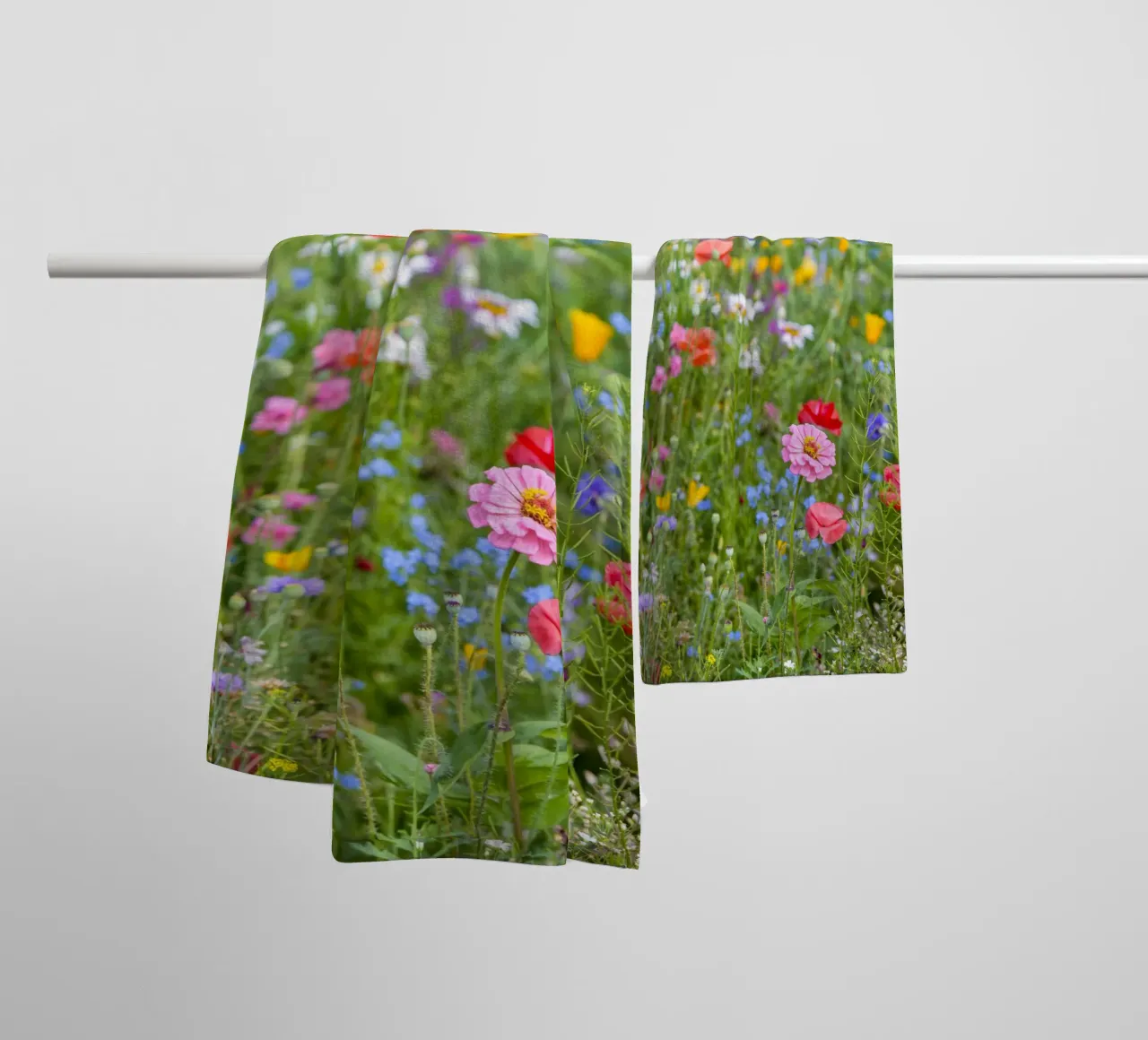 Un vivace arazzo di fiori - Beautiful Wildflowersfield asciugamano da bagno da Curious Collections by Marielle Leenders