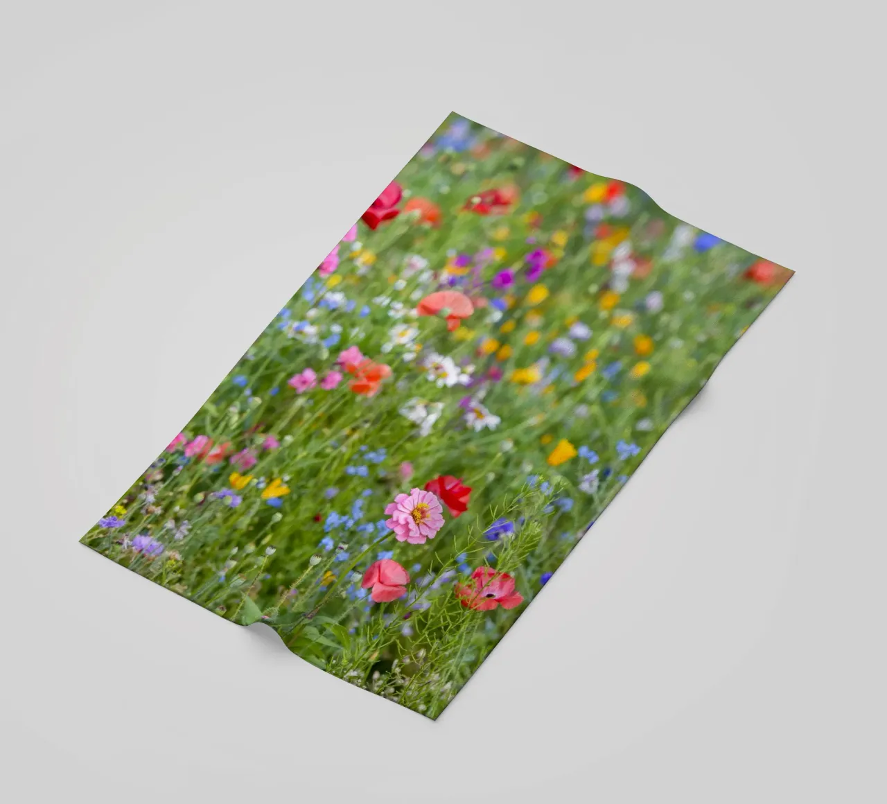 Un vivace arazzo di fiori - Beautiful Wildflowersfield telo mare da Curious Collections by Marielle Leenders