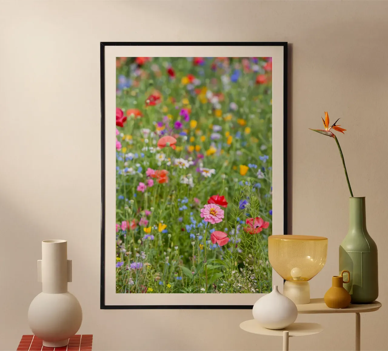 Un vivace arazzo di fiori - Beautiful Wildflowersfield poster con telaio in alluminio da Curious Collections by Marielle Leenders