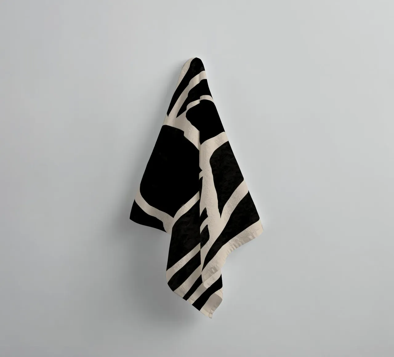 Arte geometrica astratta nera e beige asciugamano da bagno da Melloi Art Print