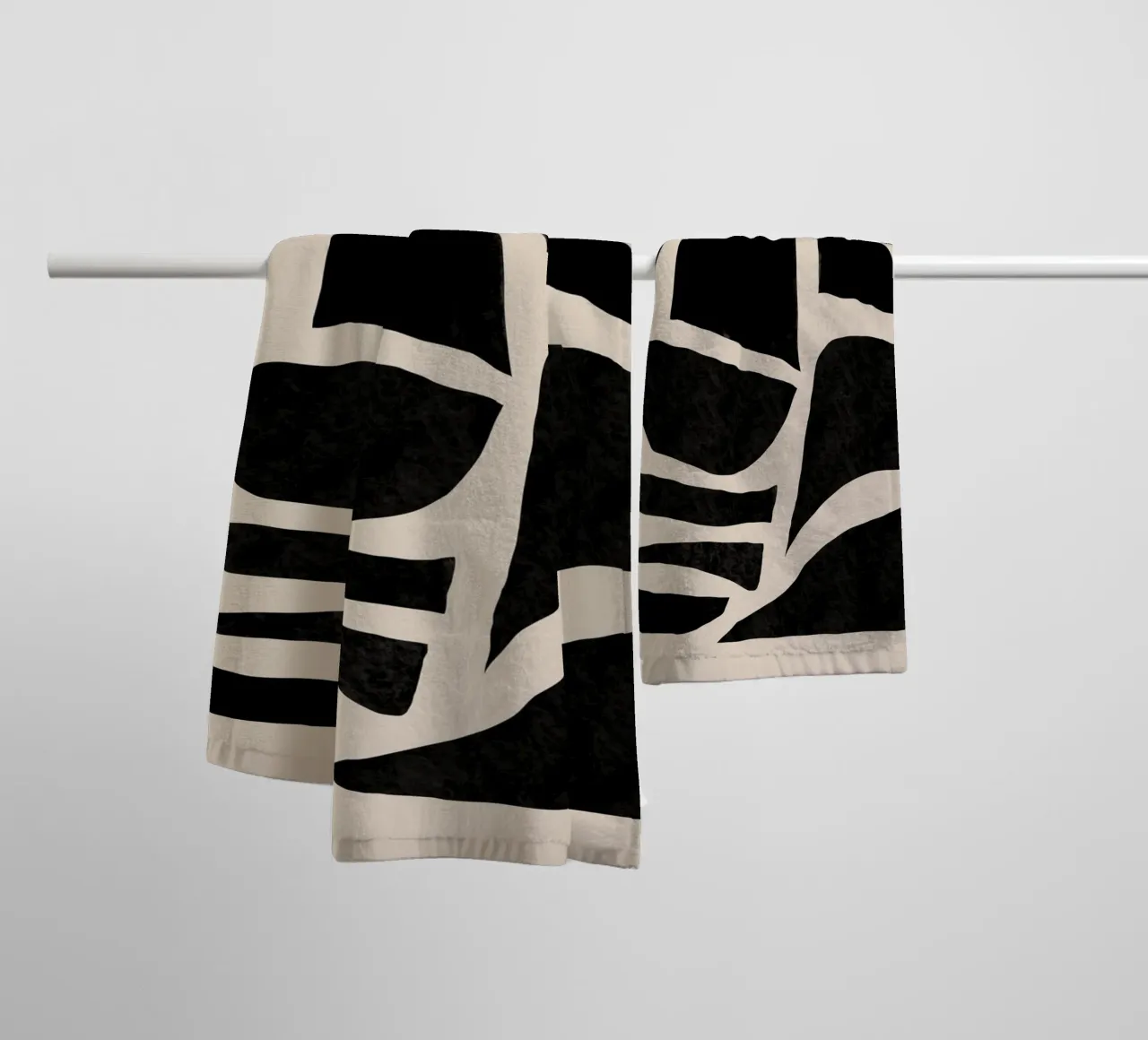 Arte geometrica astratta nera e beige asciugamano da bagno da Melloi Art Print
