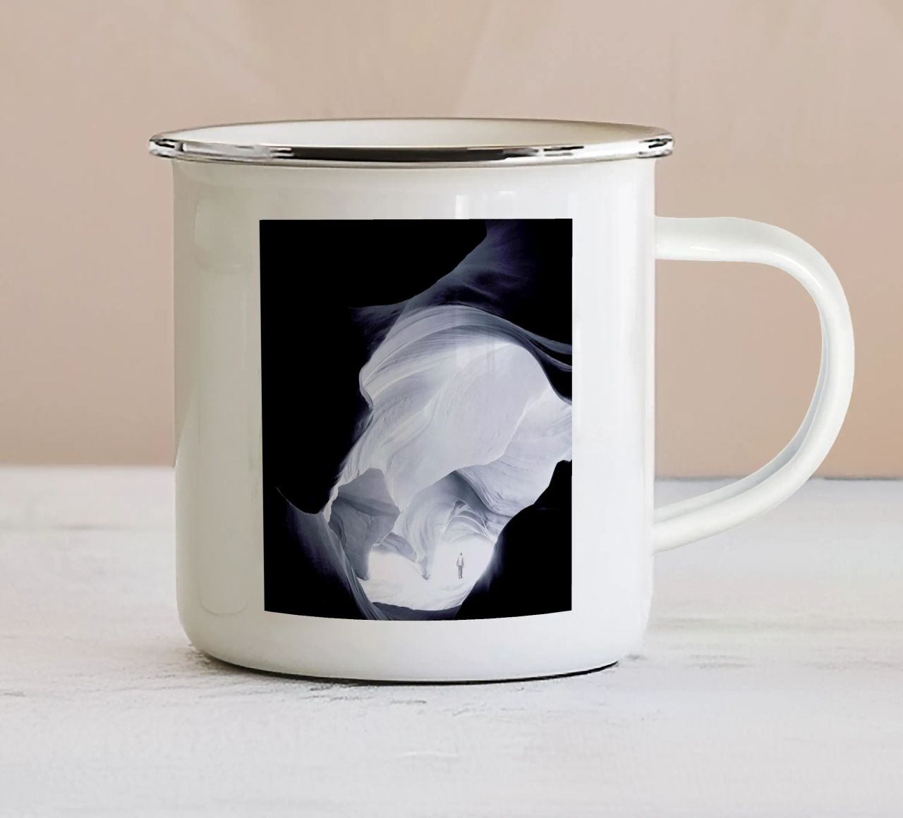 Shudder tazza in smalto da Eugene Soloviev