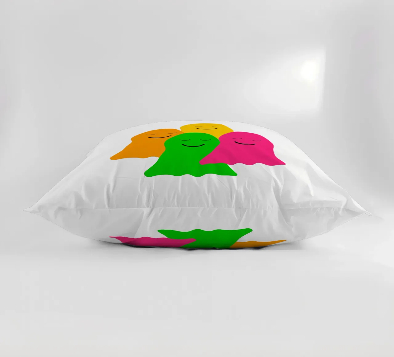 Peaceful colorful ghosts cuscino da happieeagle