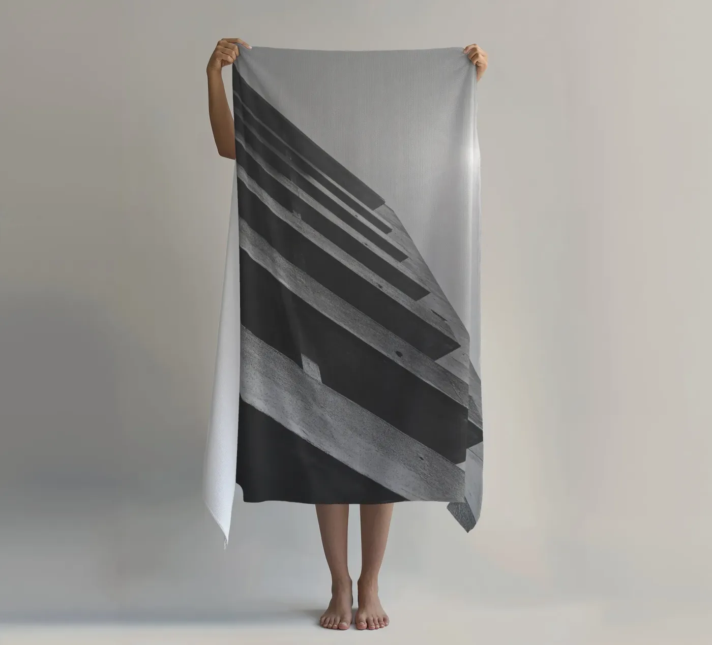 Vertical geometry Strandtuch von Black & White