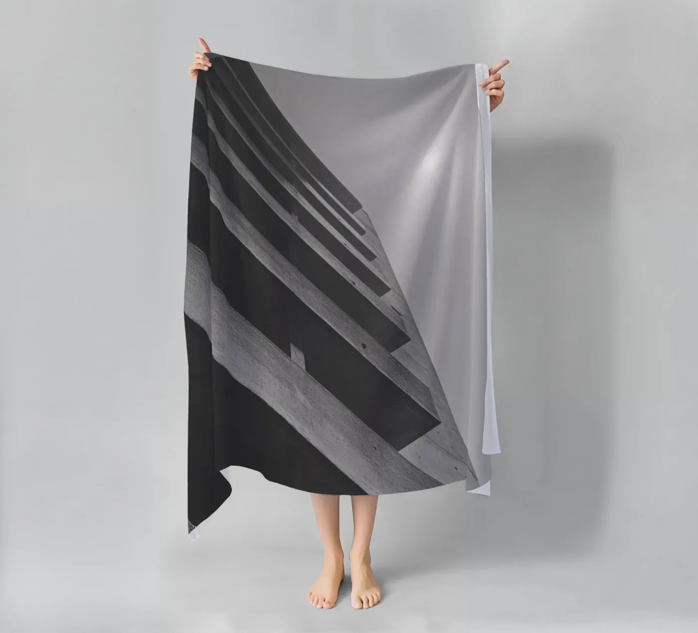 Vertical geometry Strandtuch von Black & White