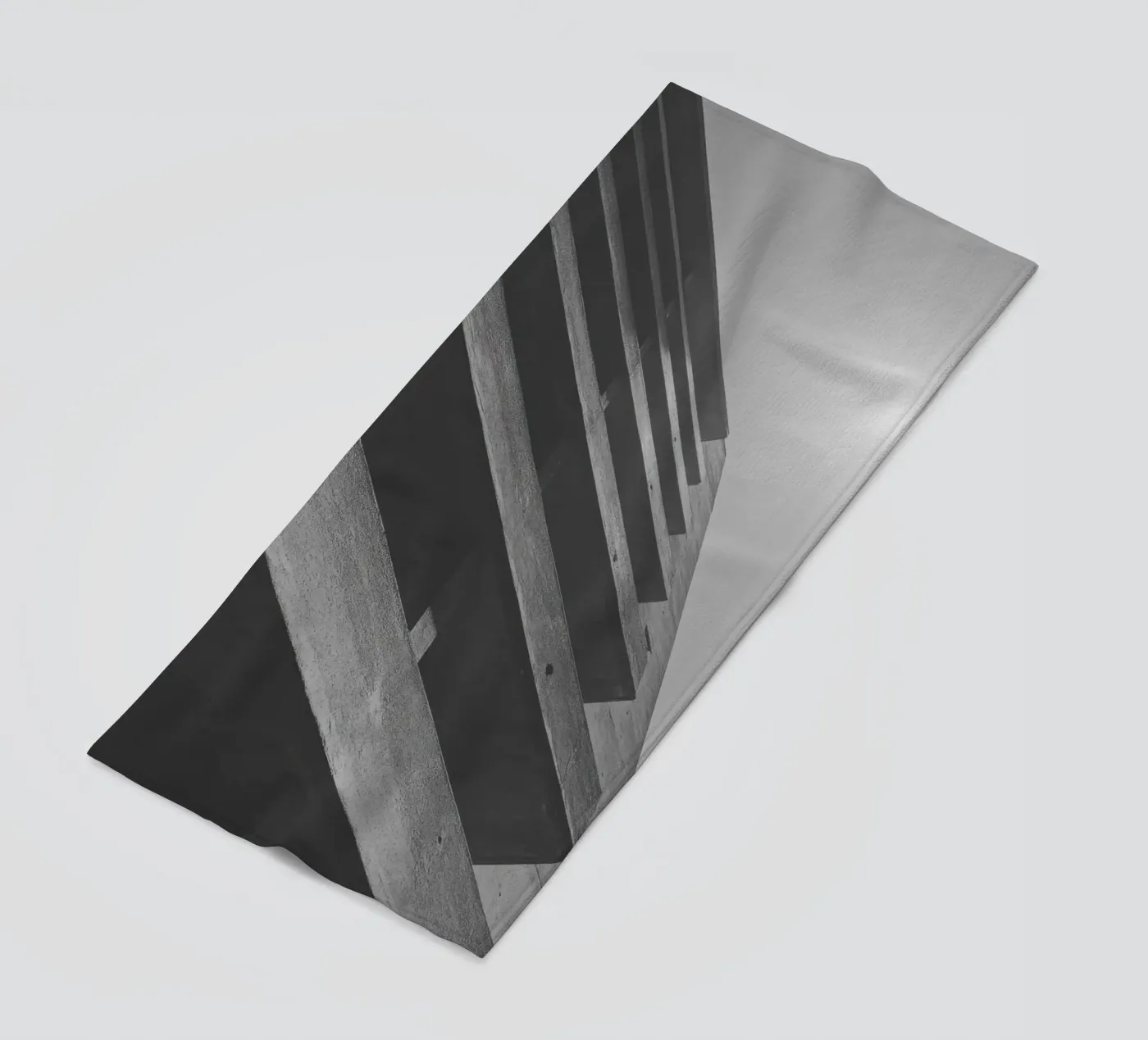 Vertical geometry Strandtuch von Black & White