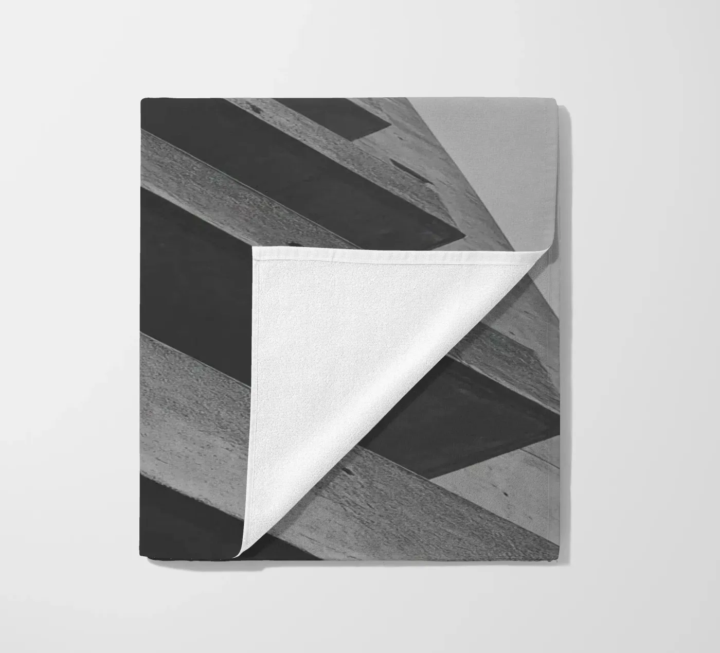 Vertical geometry Strandtuch von Black & White