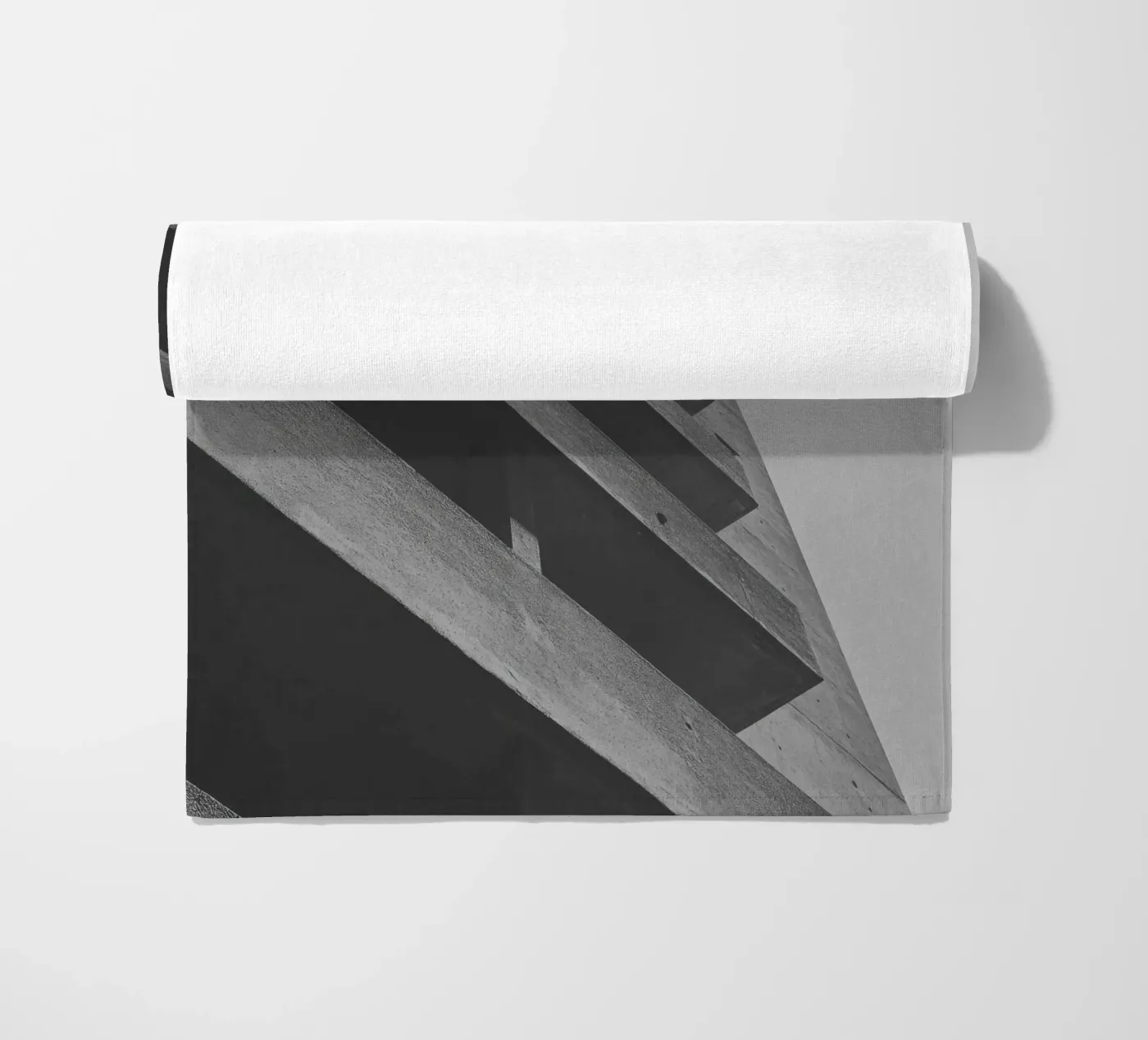 Vertical geometry Strandtuch von Black & White