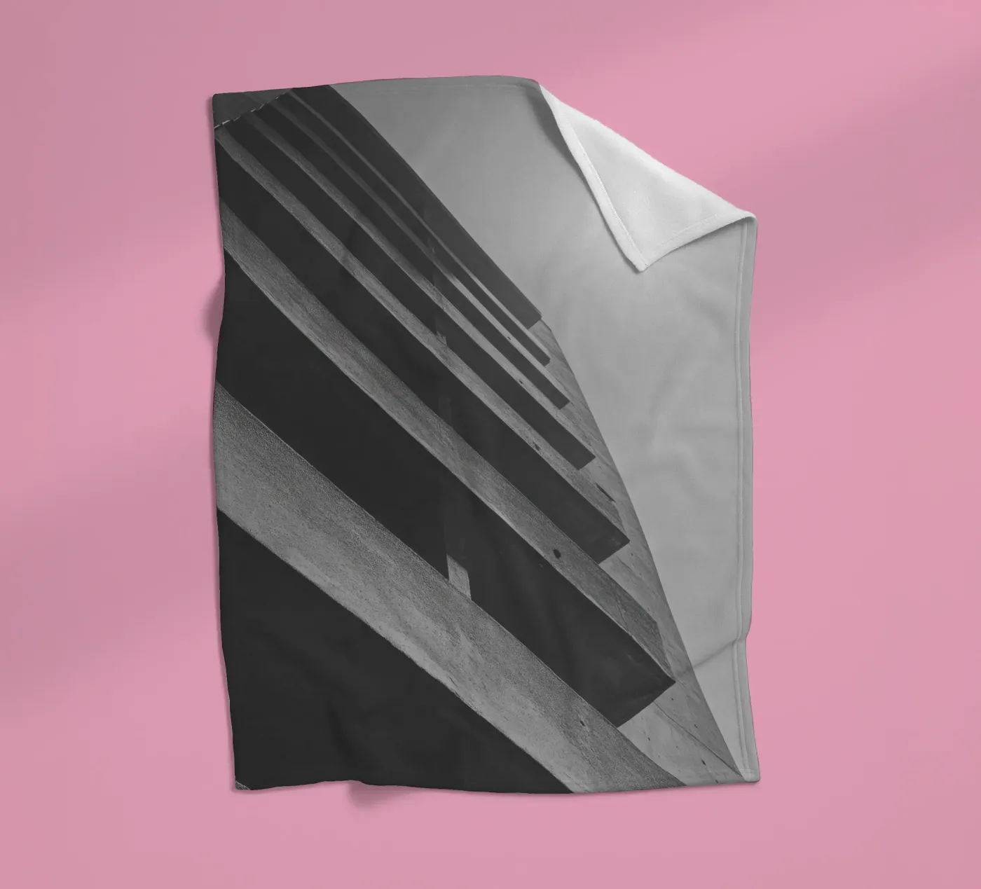 Vertical geometry Fleecedecke von Black & White