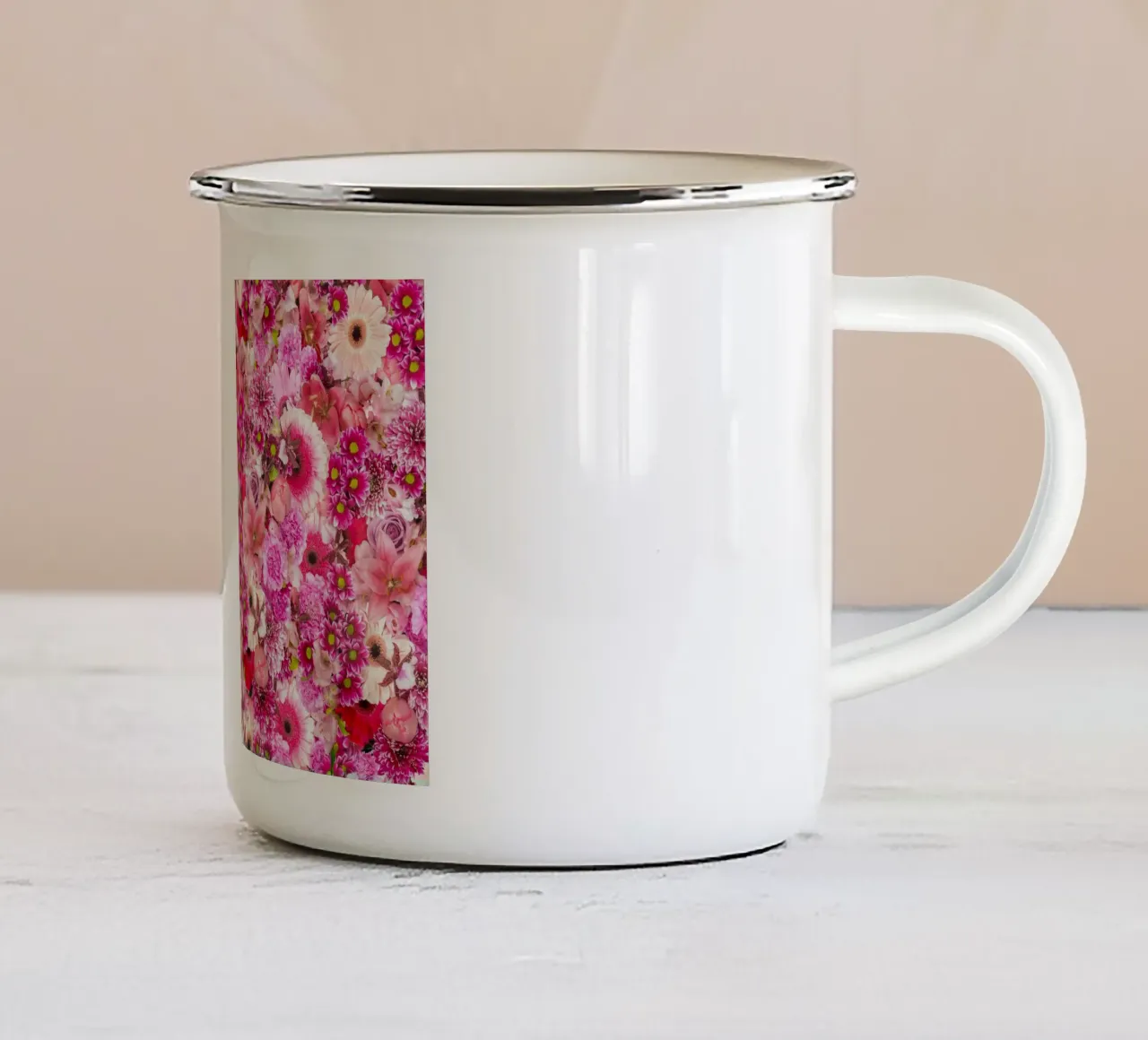 Pink Bloom Symphony - Design floreale di fiori rosa tazza in smalto da Curious Collections by Marielle Leenders