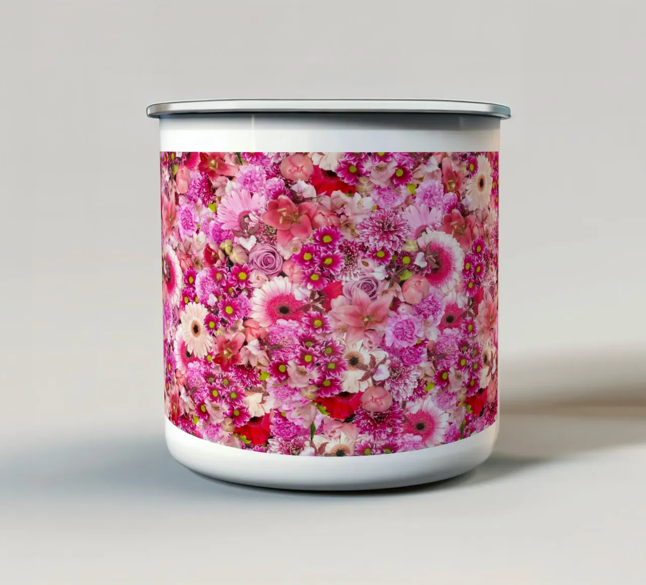 Pink Bloom Symphony - Design floreale di fiori rosa tazza in smalto da Curious Collections by Marielle Leenders