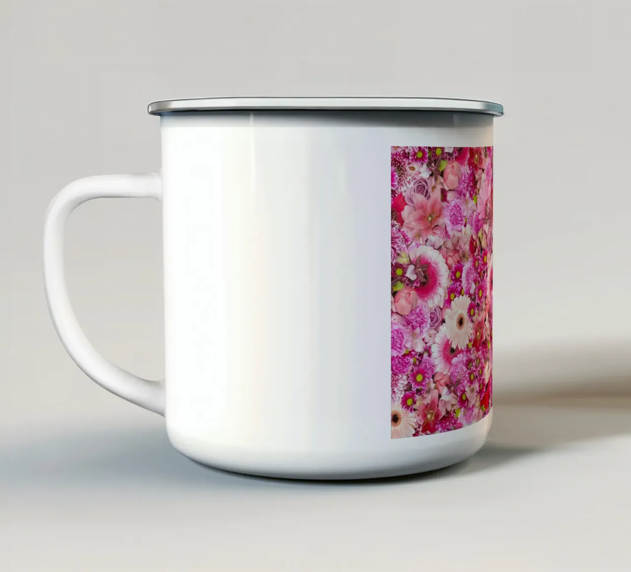 Pink Bloom Symphony - Design floreale di fiori rosa tazza in smalto da Curious Collections by Marielle Leenders