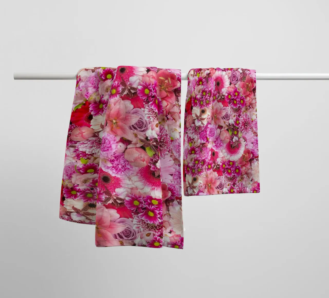 Pink Bloom Symphony - Design floreale di fiori rosa asciugamano da bagno da Curious Collections by Marielle Leenders