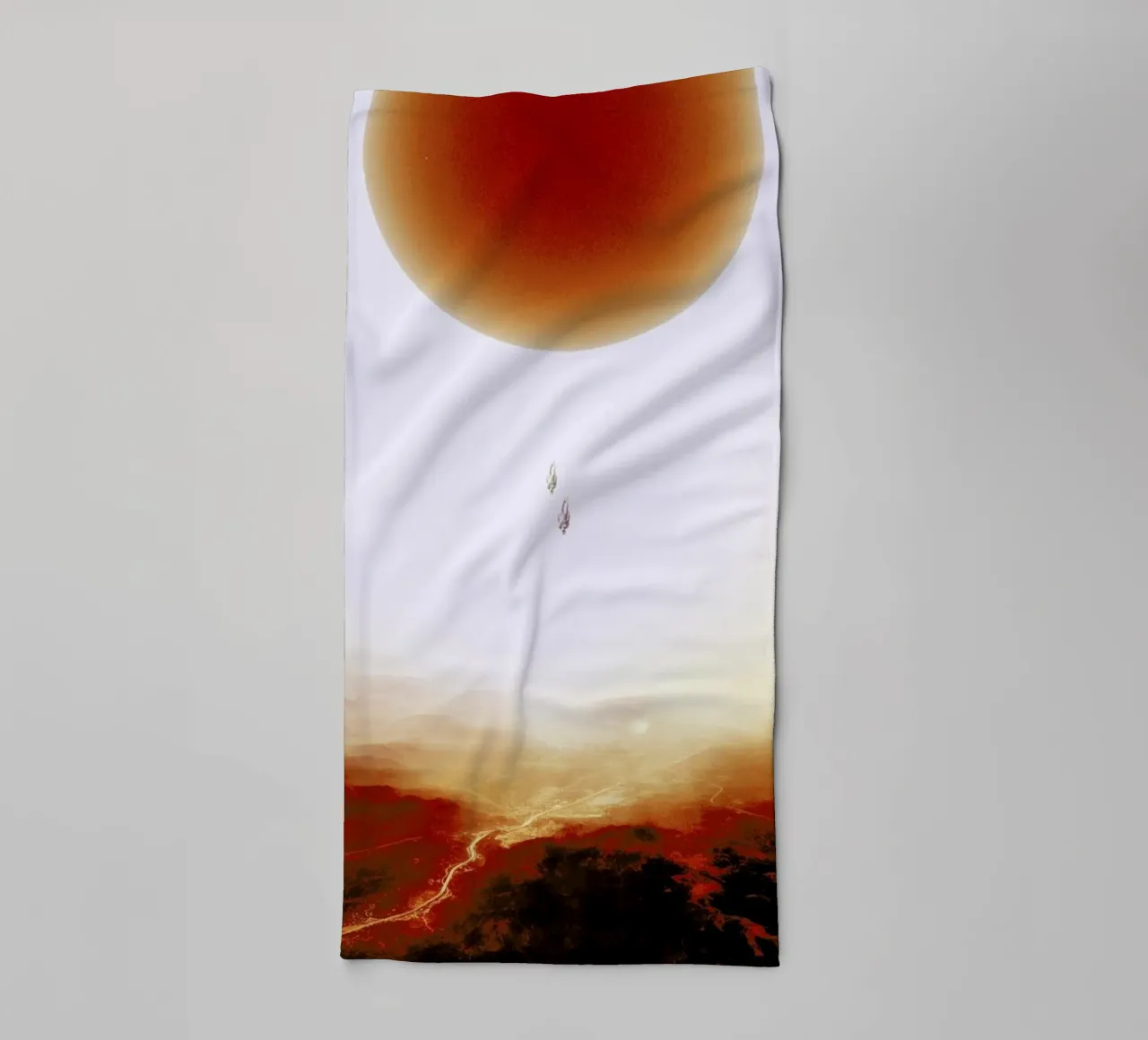 Descent of two skydivers over an alien red desert planet asciugamano da bagno da Stoian Hitrov