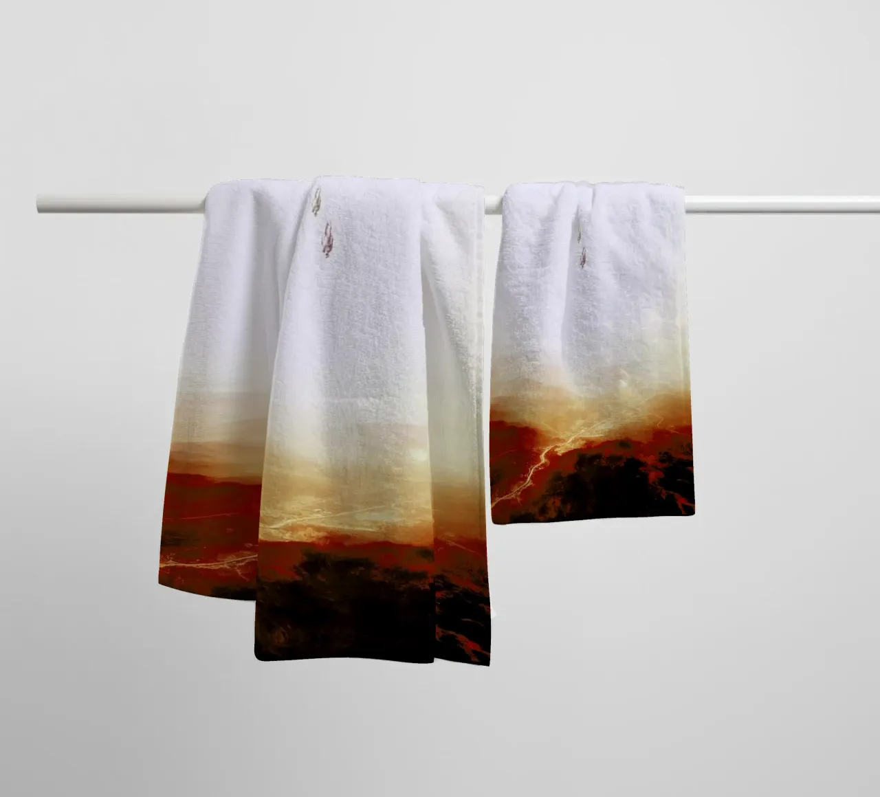 Descent of two skydivers over an alien red desert planet asciugamano da bagno da Stoian Hitrov