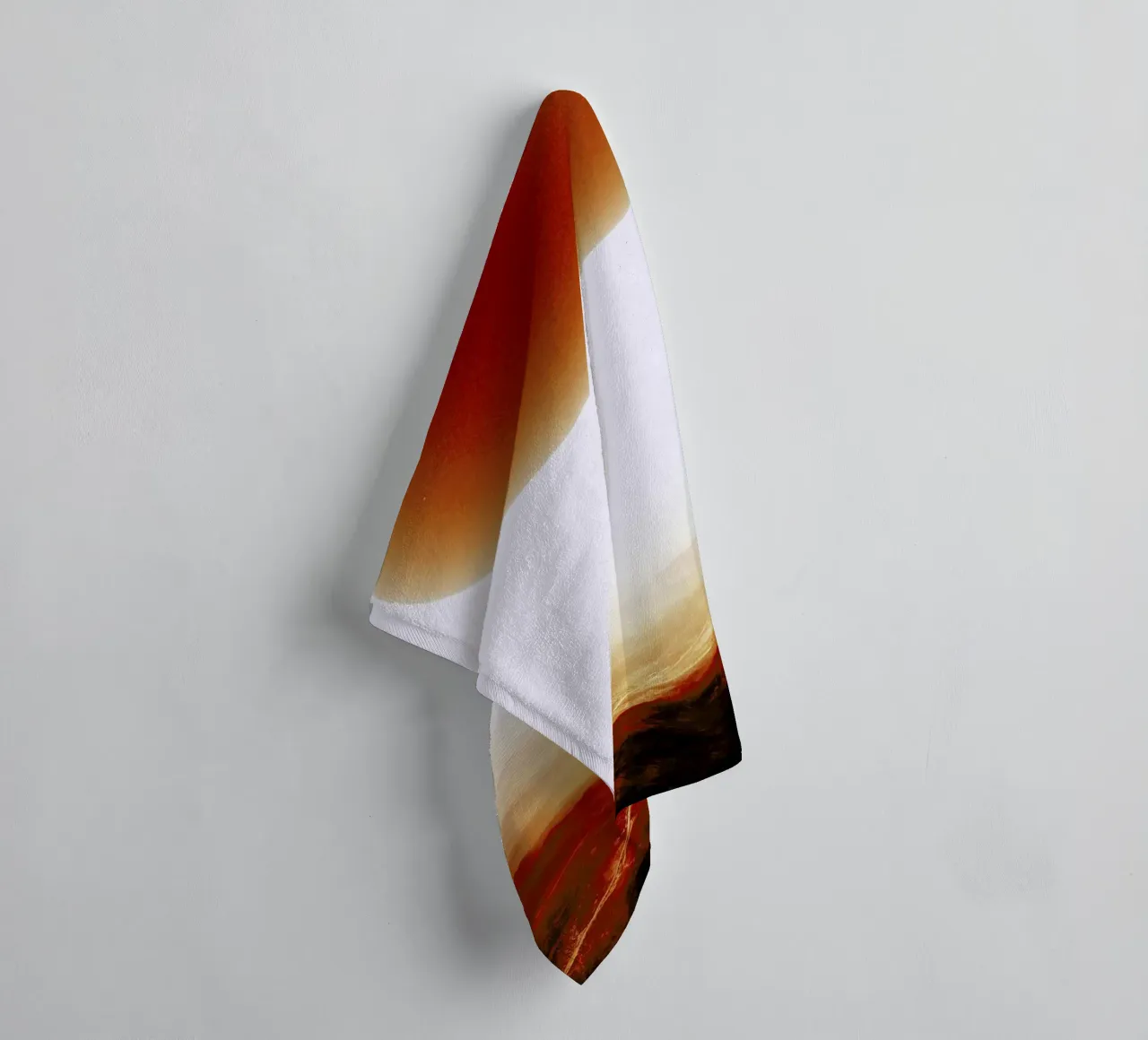 Descent of two skydivers over an alien red desert planet asciugamano da bagno da Stoian Hitrov