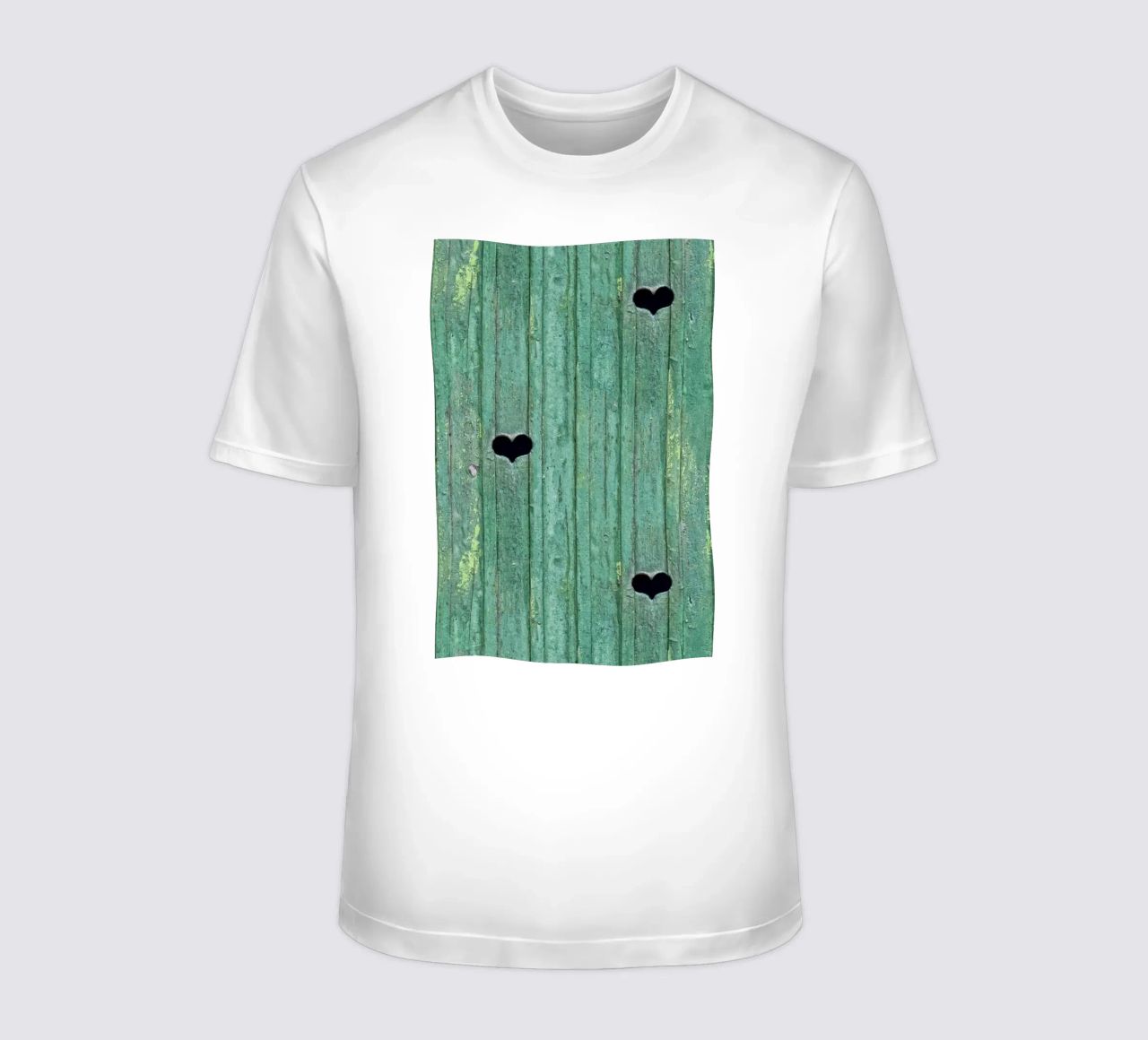 Un tocco d'amore rustico - Porta in legno con ritagli di cuore t-shirt da Curious Collections by Marielle Leenders