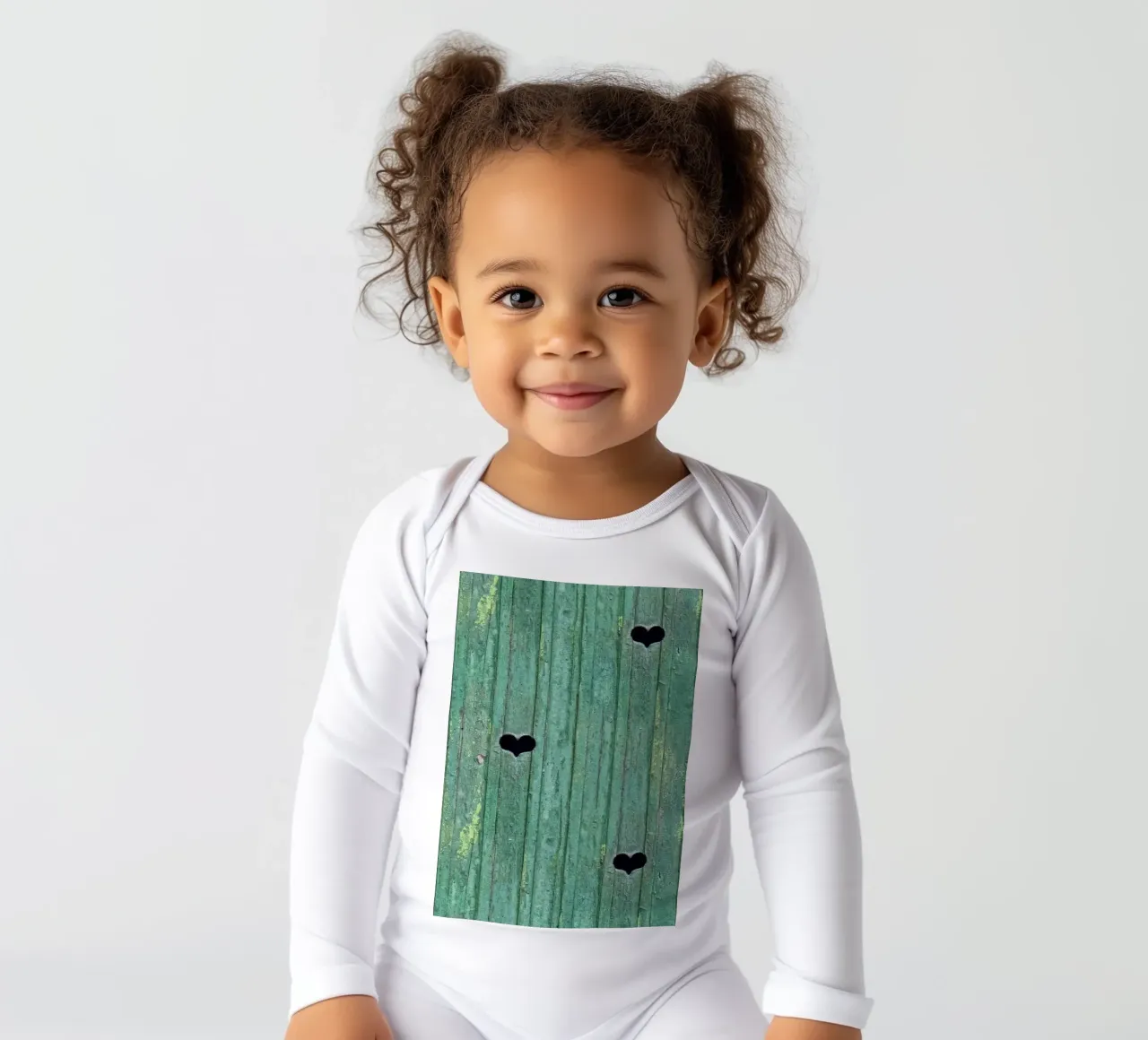 Un tocco d'amore rustico - Porta in legno con ritagli di cuore body neonato maniche lunghe da Curious Collections by Marielle Leenders